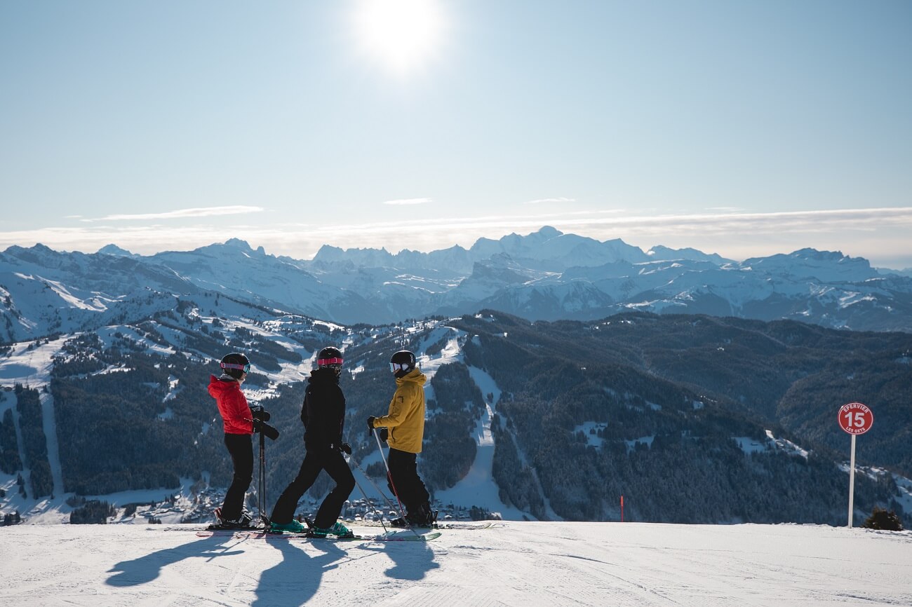 Skieurs sur le domaine Les Gets-Morzine versant Mont-Chér avec vue sur le Mont Blanc