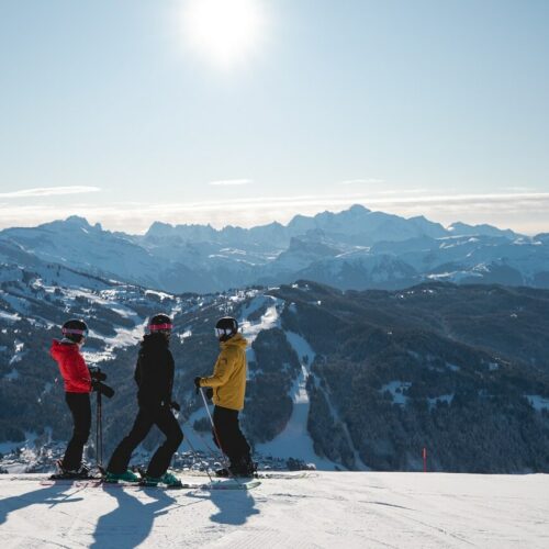 Skieurs sur le domaine Les Gets-Morzine versant Mont-Chér avec vue sur le Mont Blanc