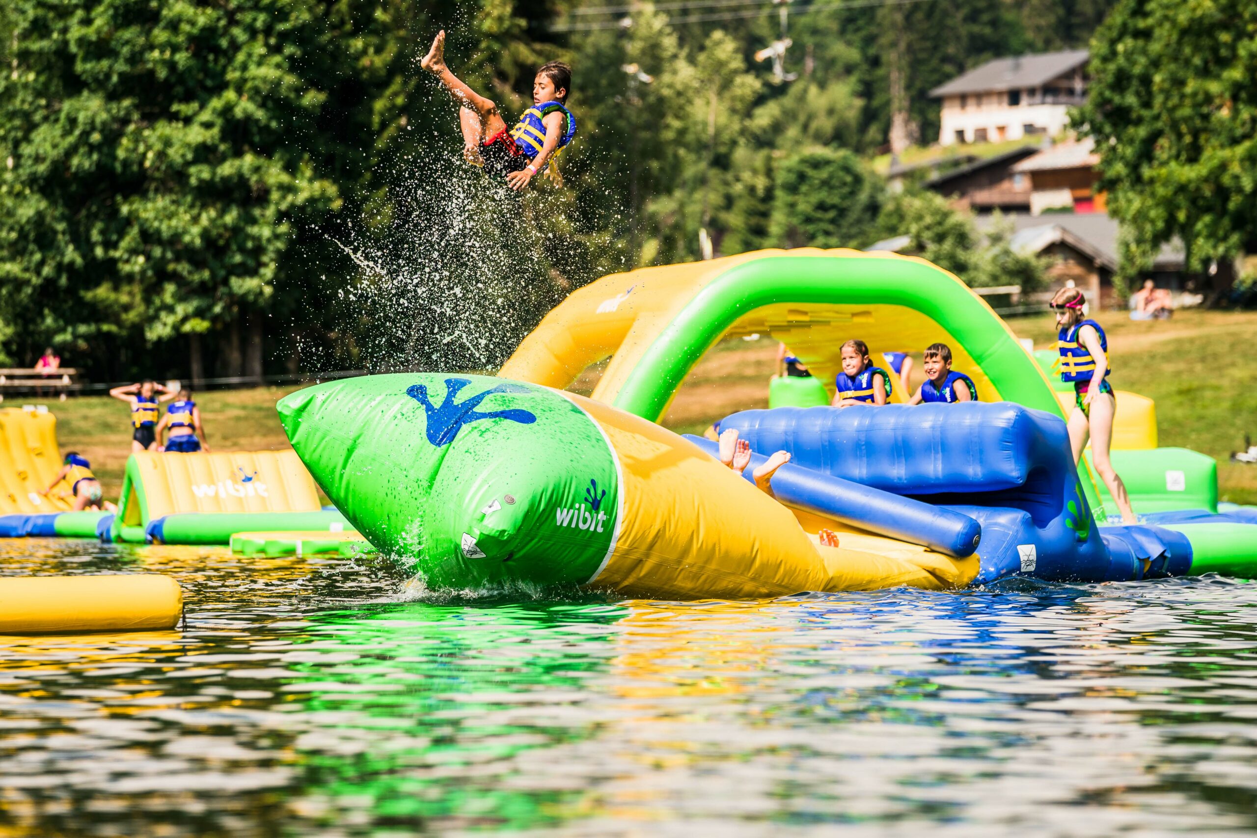 Parc aquatique gonflabl Wibit sur le lac des écoles aux Gets