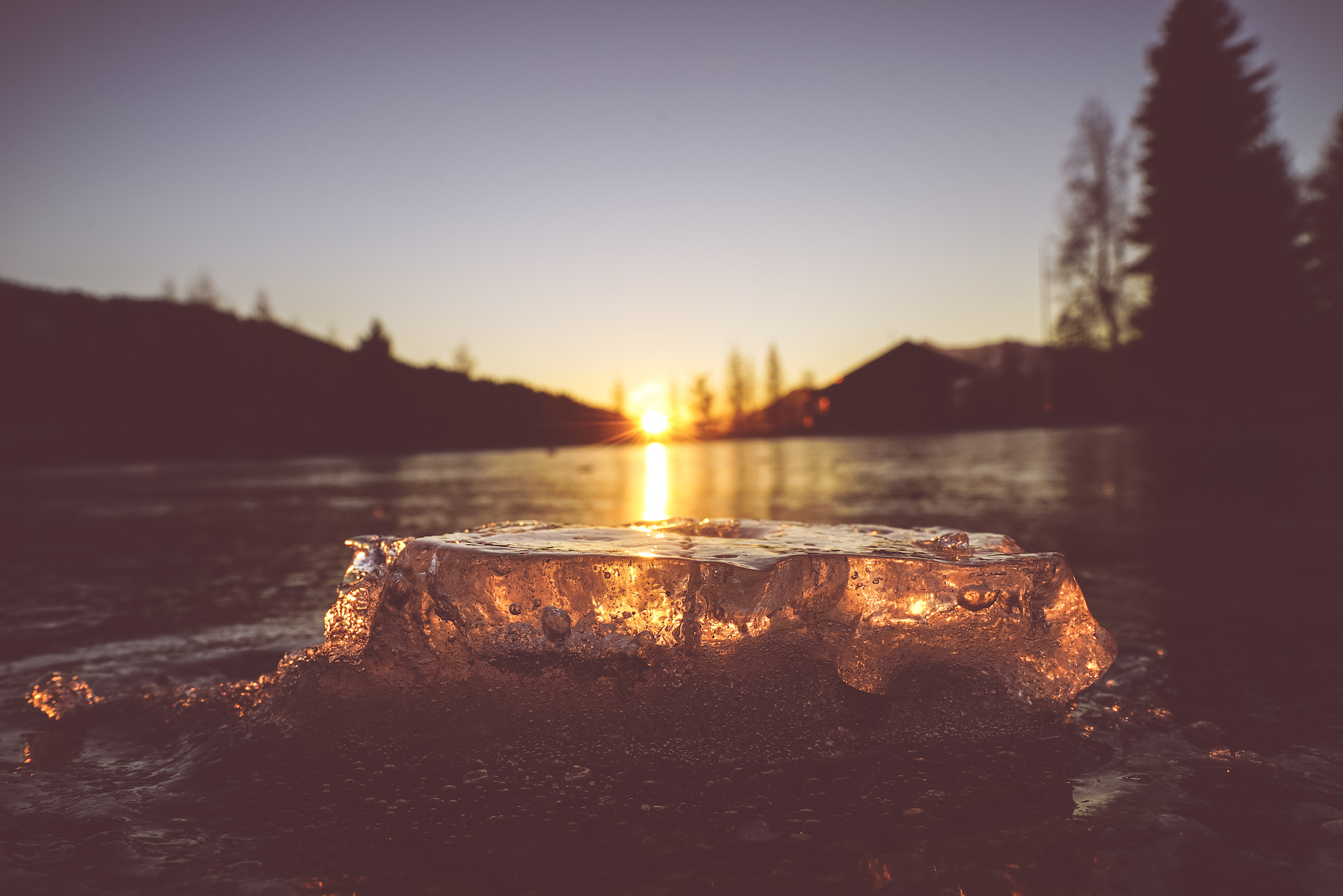Morceau de glace sur un lac en hiver avec coucher de soleil