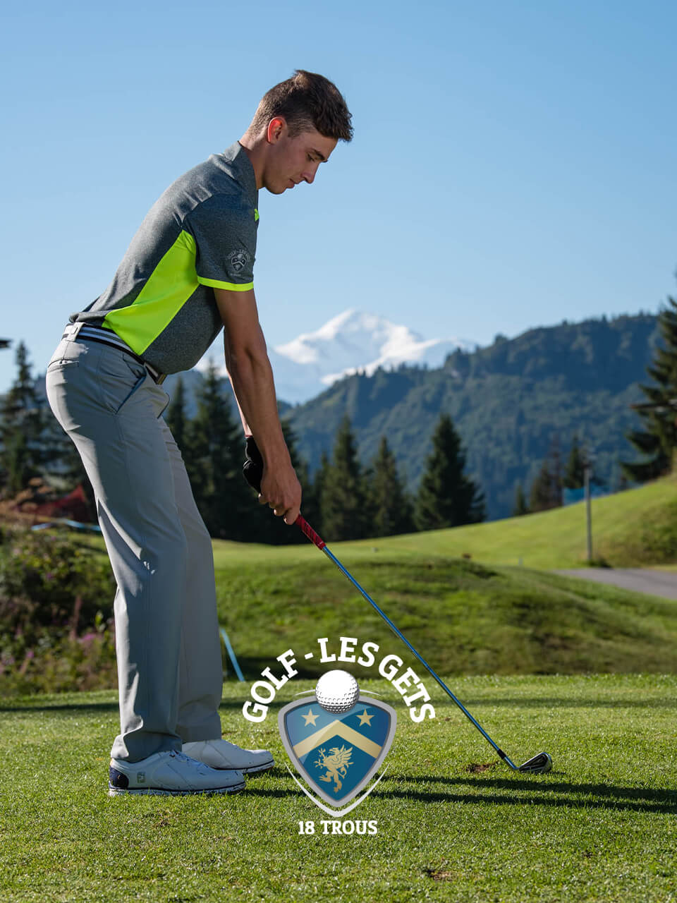 Joueur de golf prêt à tirer avec logo du golf des Gets