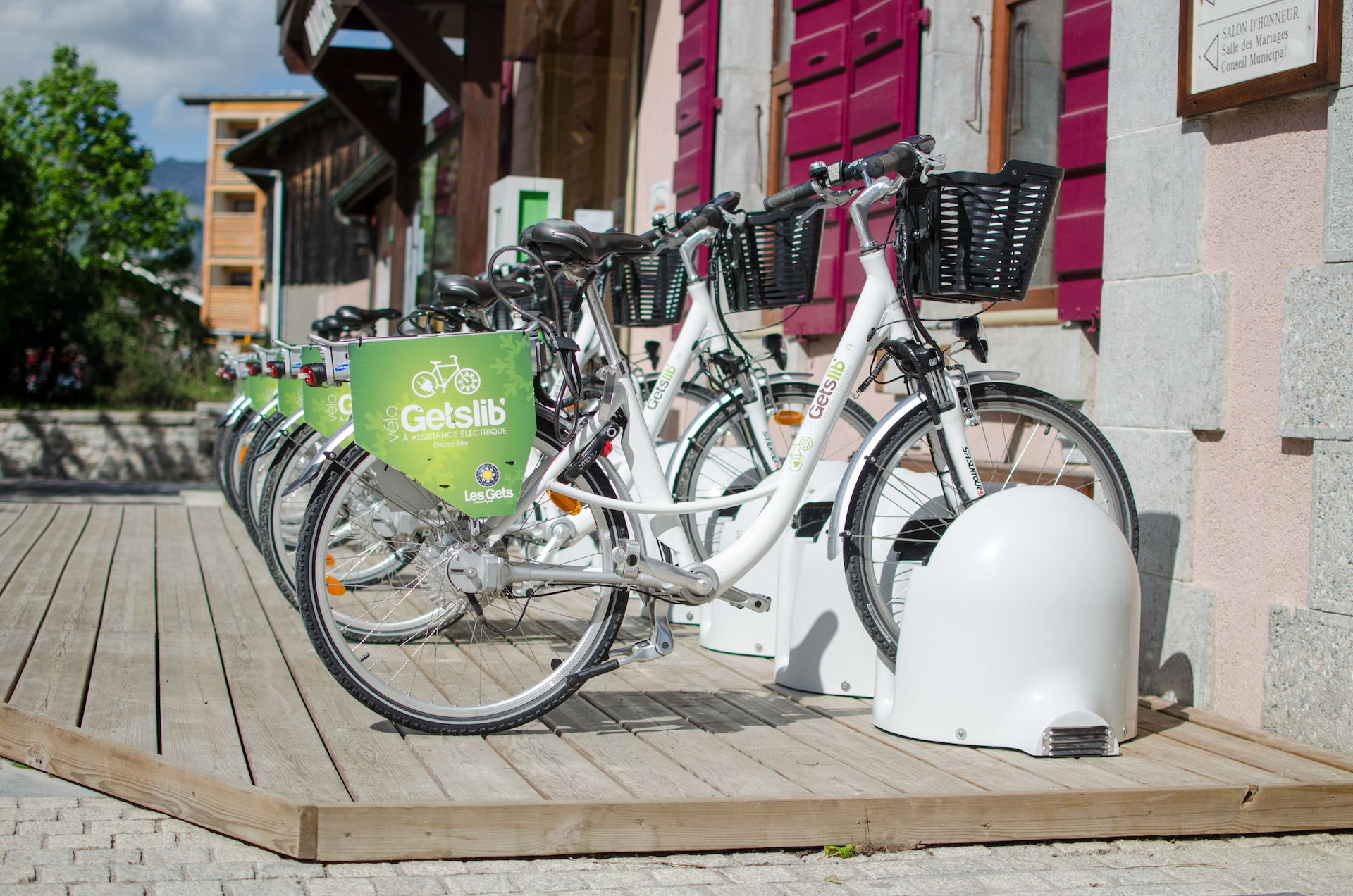 Vélos électriques Gets'Lib à l'entrée de la Maison des Gets