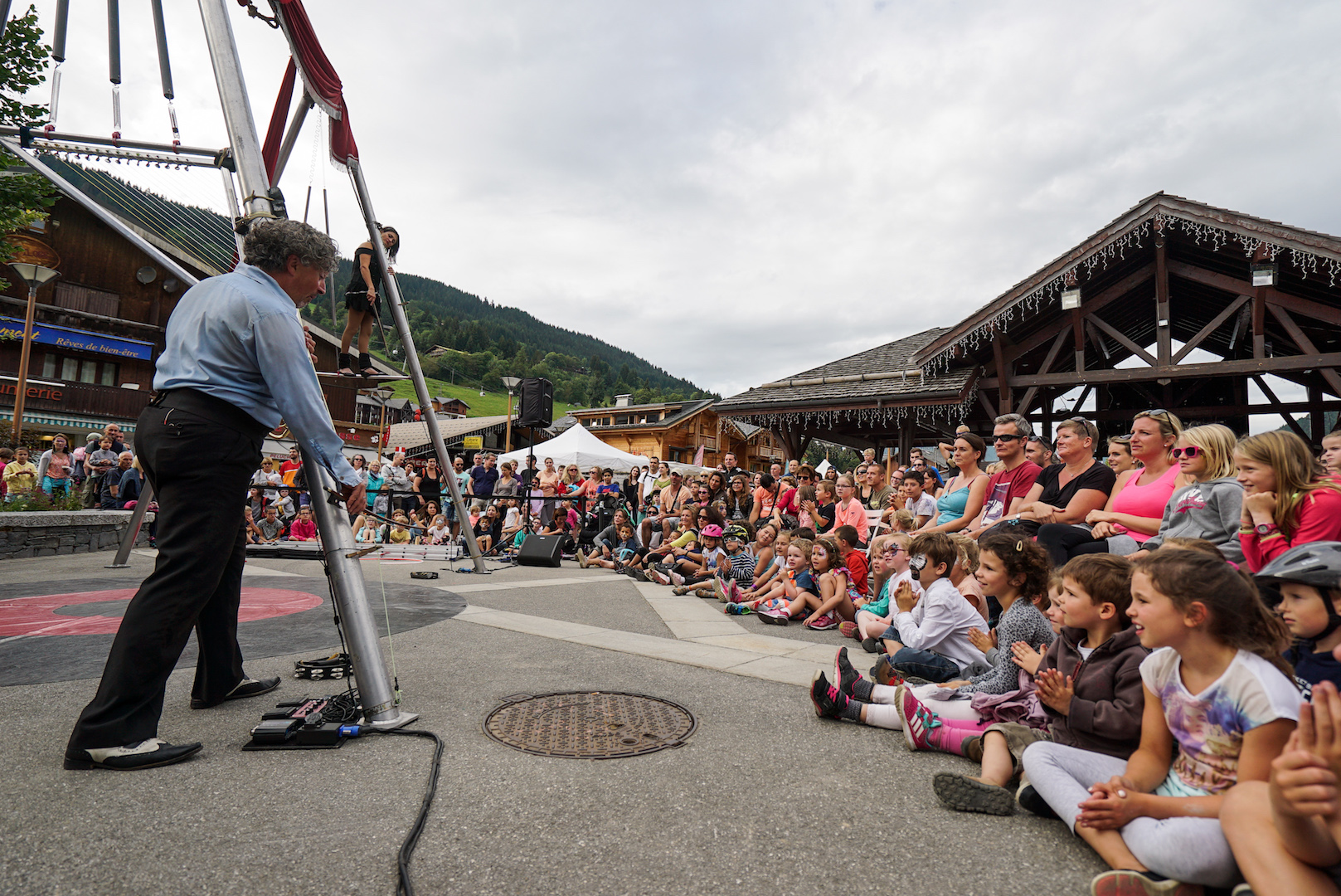 Enfants regardant un spectacle sur la Place de la Maison des Gets