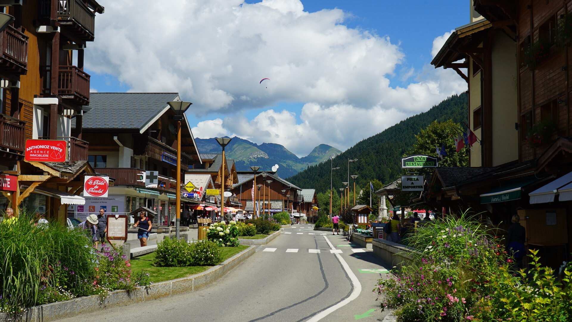 Paysage de montagne en été avec rue centrale du village