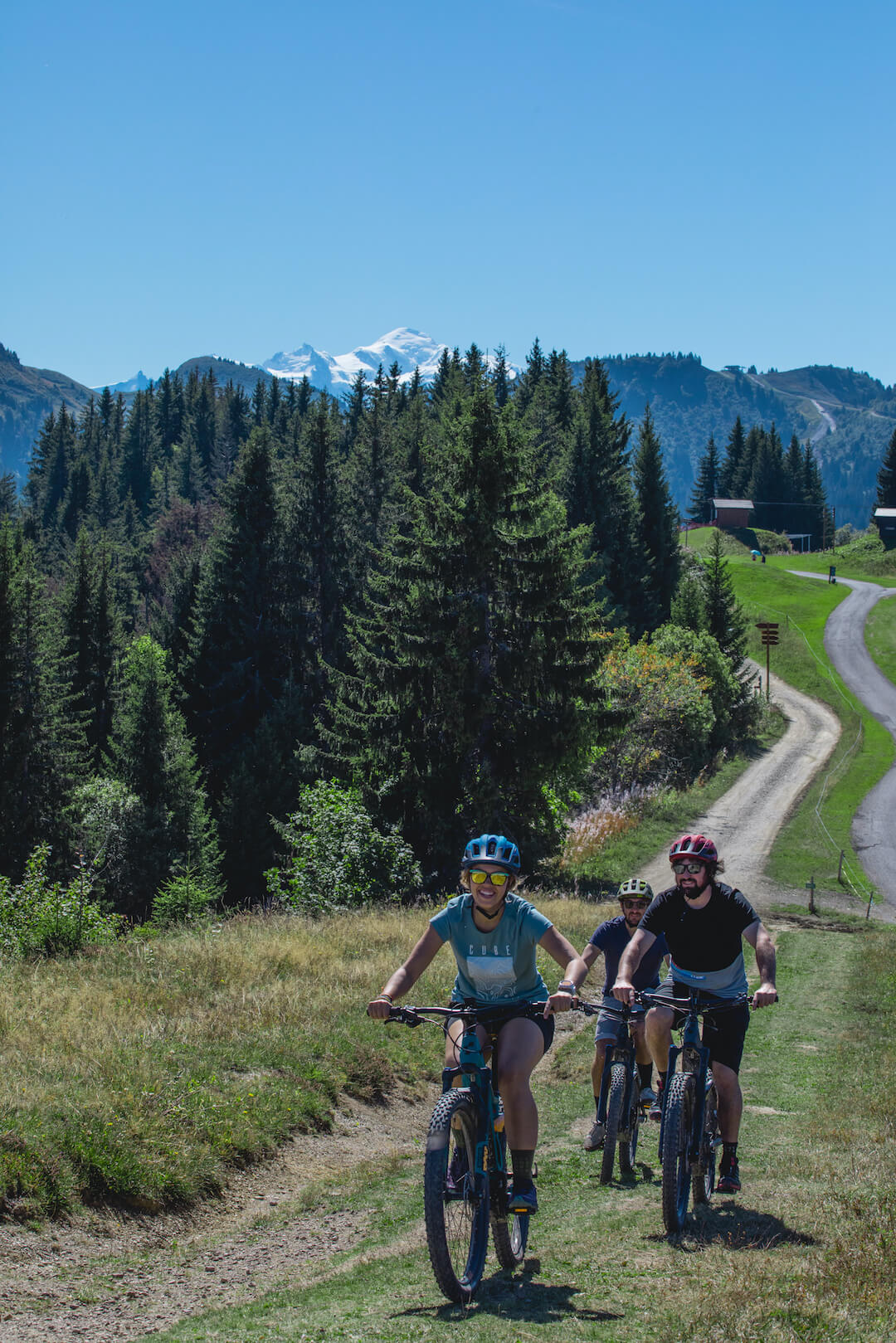 Trois personnes faisant du VTT en été