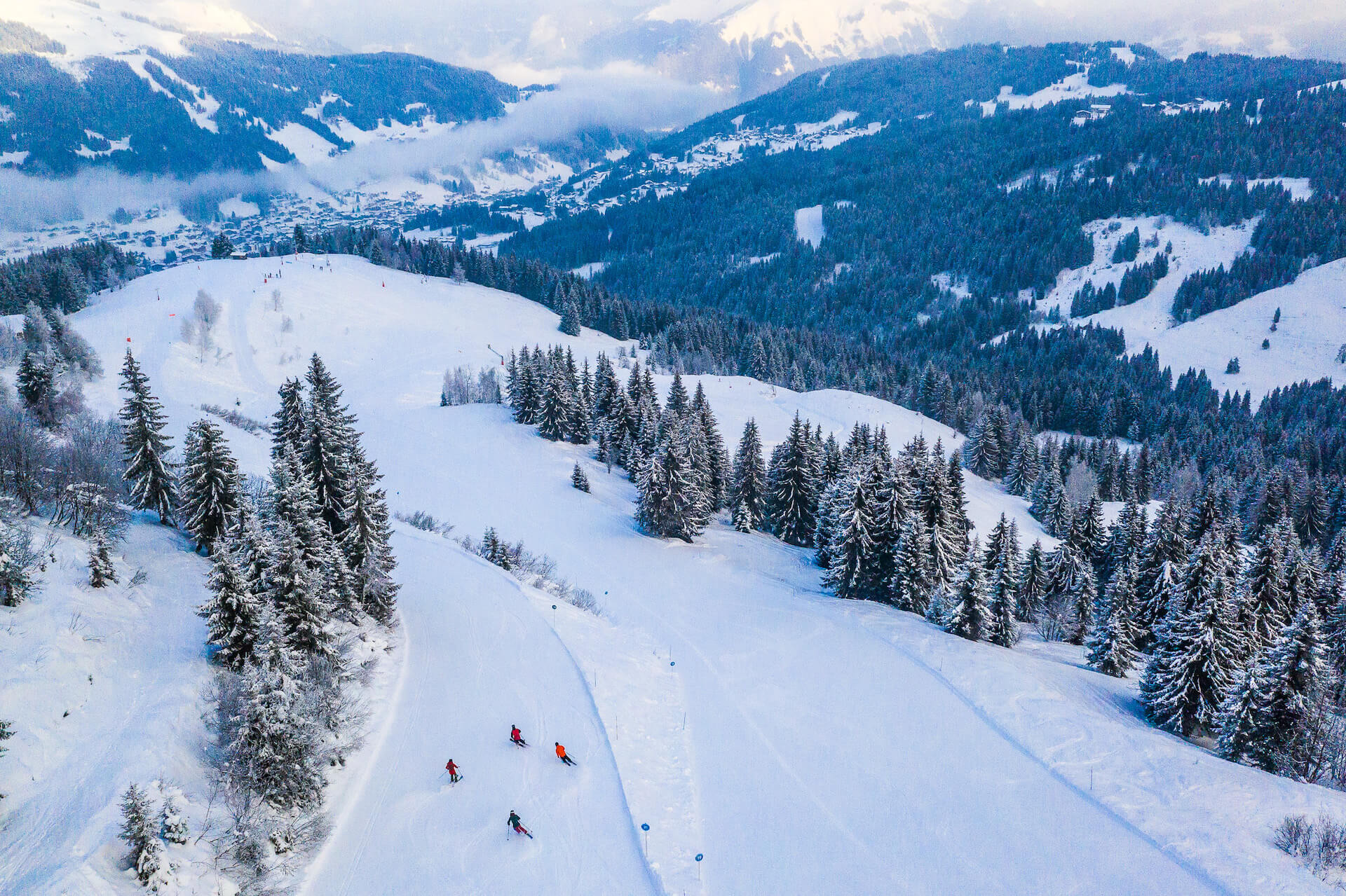 Domaine skiable et pistes vus d'en haut avec skieurs