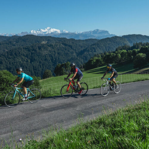 Cyclistes sur une route de montagne en été