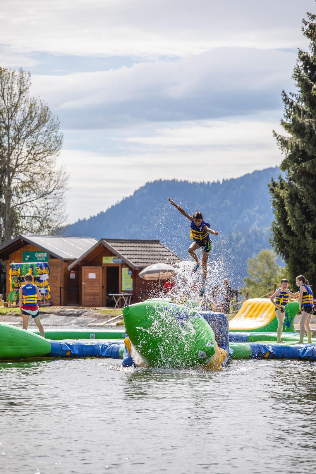 Jeu gonflable sur un lac de montagne en été