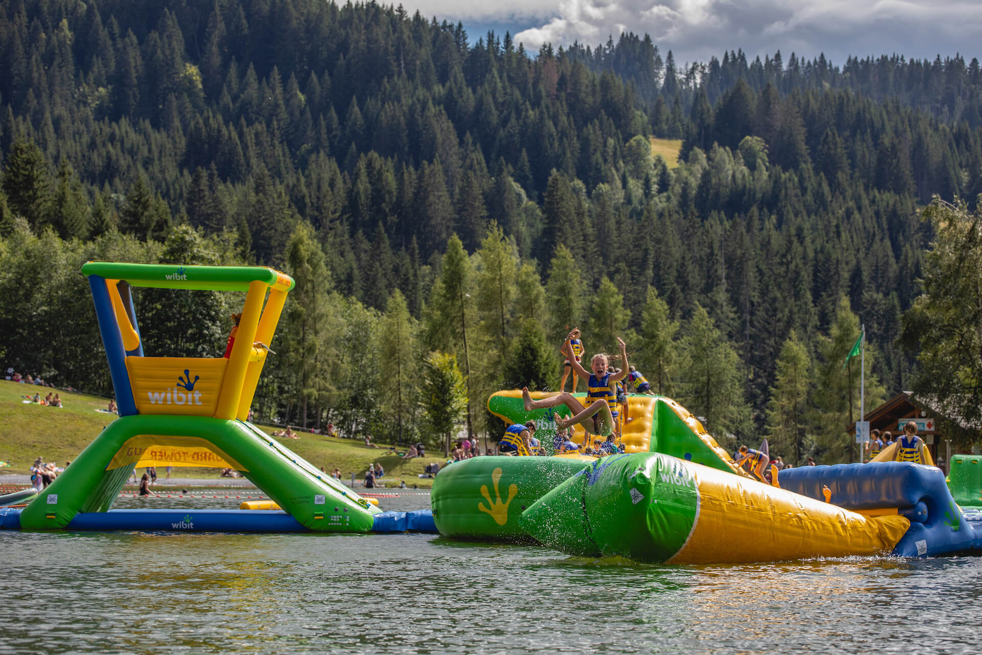 Jeu gonflable sur un lac de montagne en été