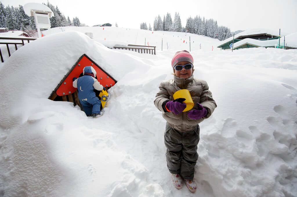 Enfants jouant dans la neige