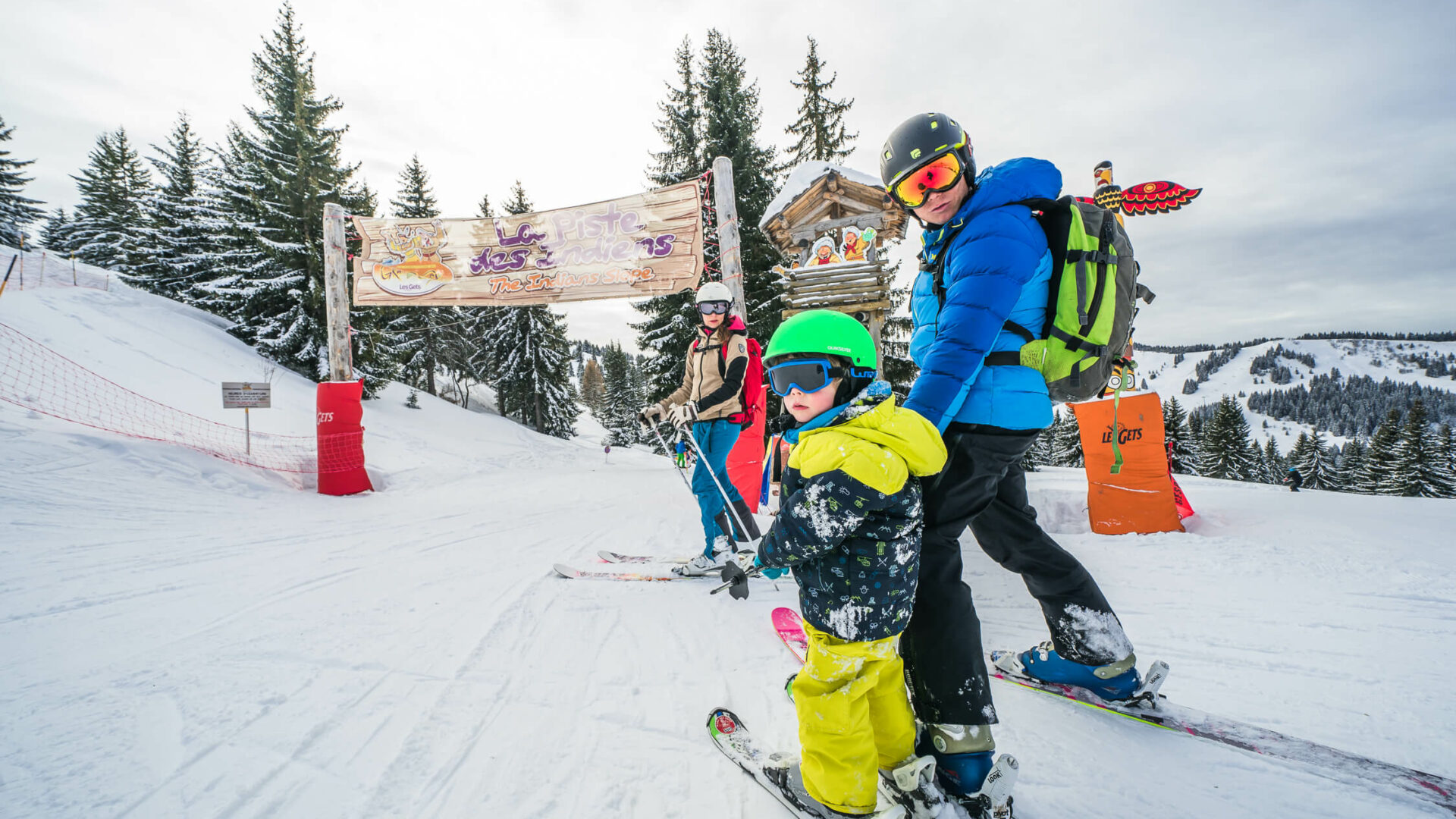 Famille en train de skier sur une piste adaptée aux enfants