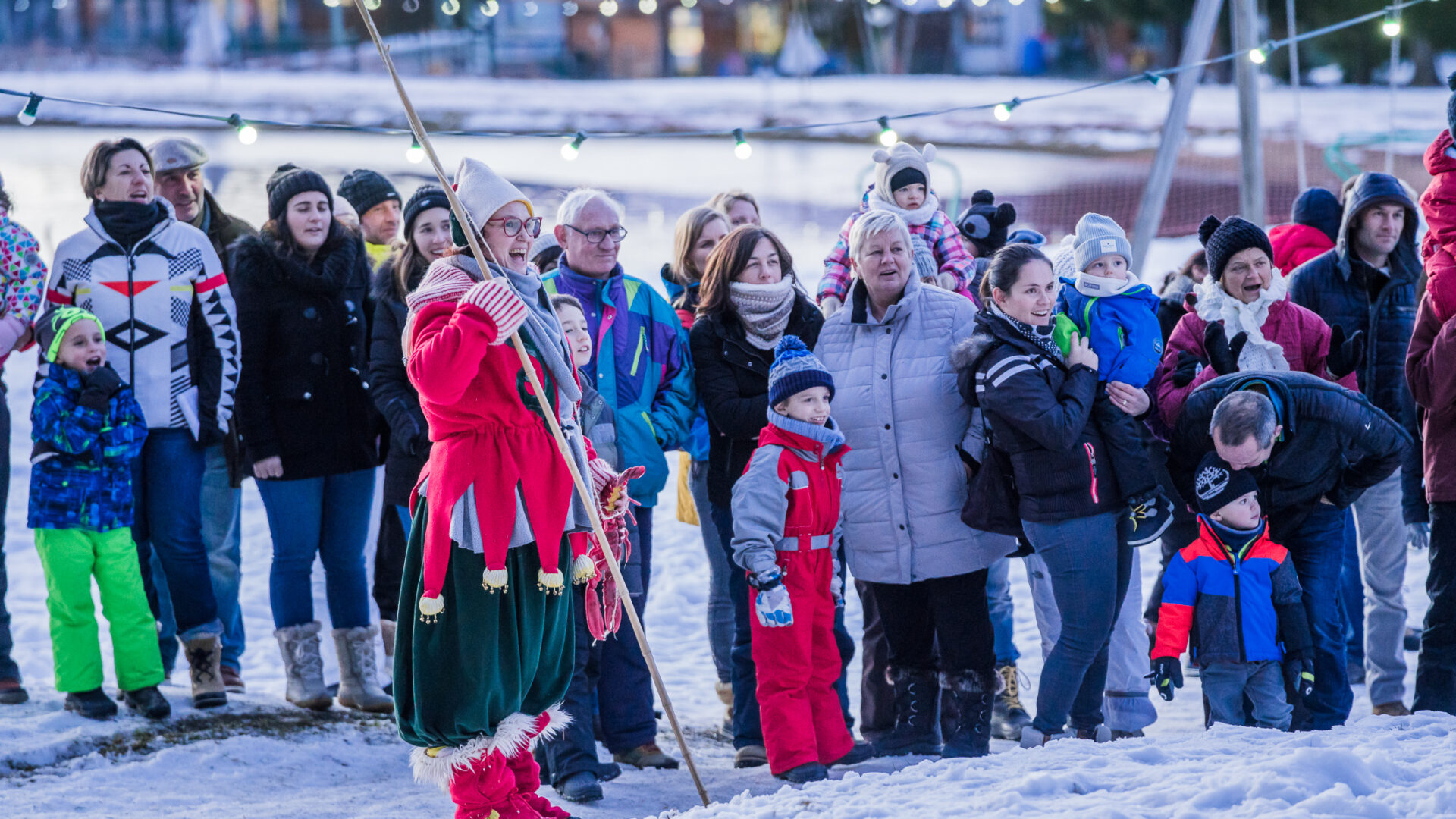 Lutin avec un groupe de personnes à coté un lac en regardent d'une spectacle