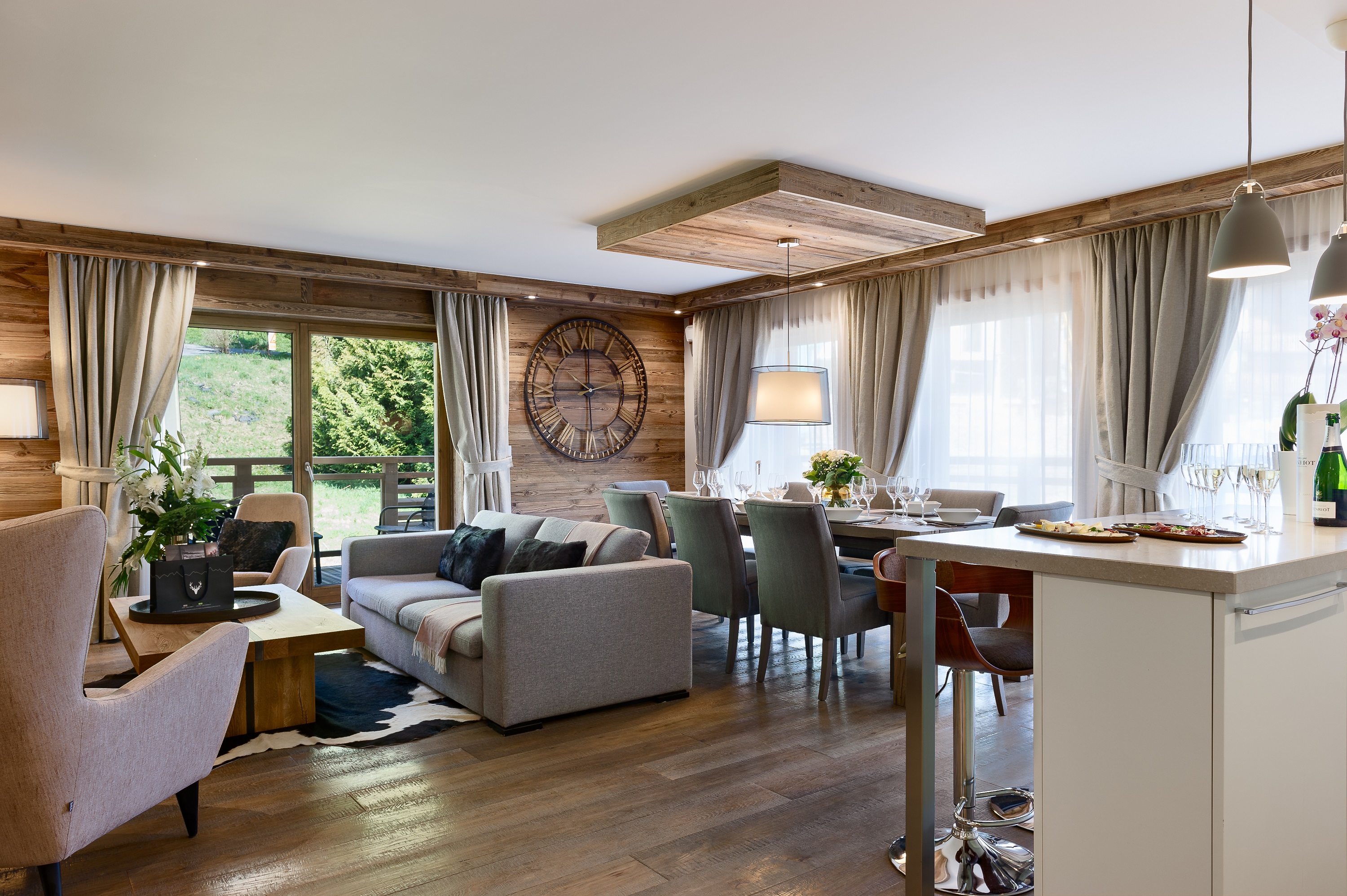 Appartement intérieur avec canapé, table et horloge