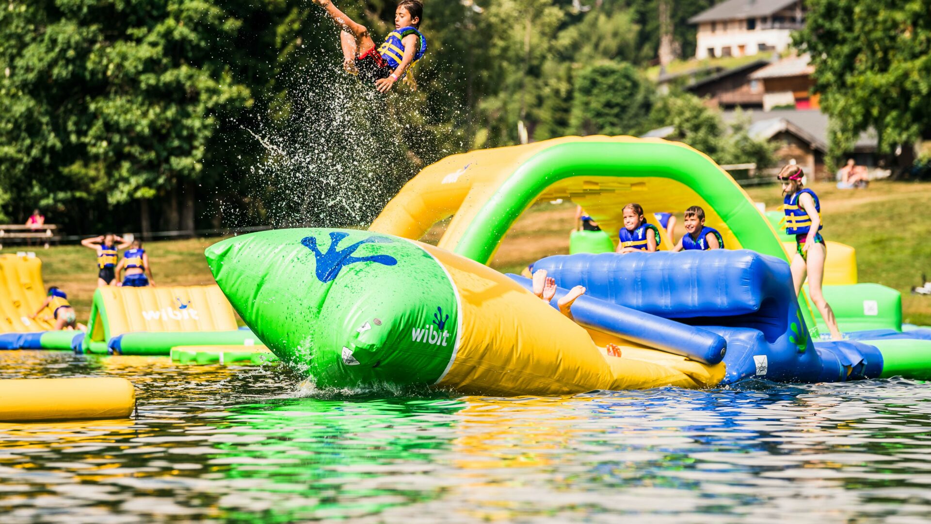 Parc aquatique gonflabl Wibit sur le lac des écoles aux Gets