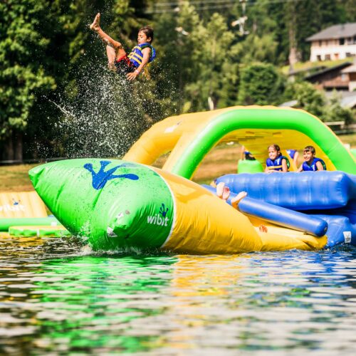 Parc aquatique gonflabl Wibit sur le lac des écoles aux Gets