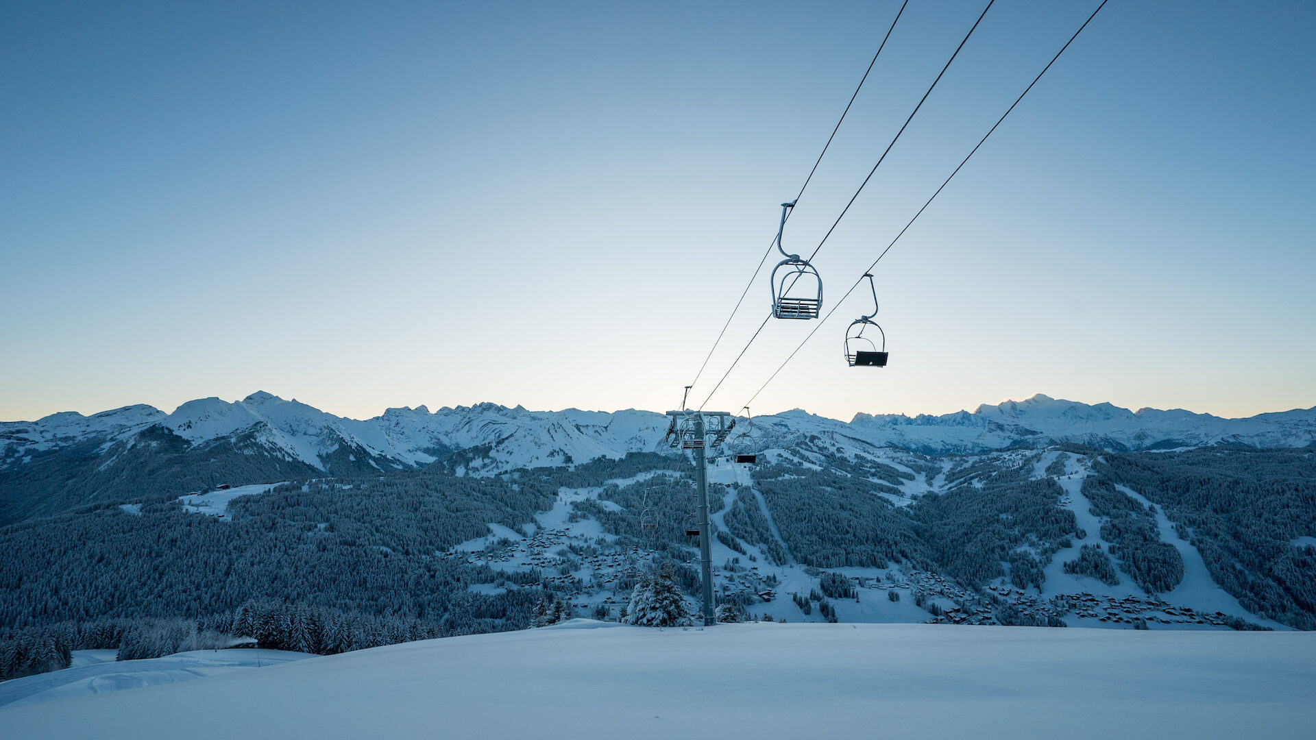 Paysage de montagne en hiver avec remontées mécaniques