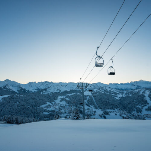 Paysage de montagne en hiver avec remontées mécaniques