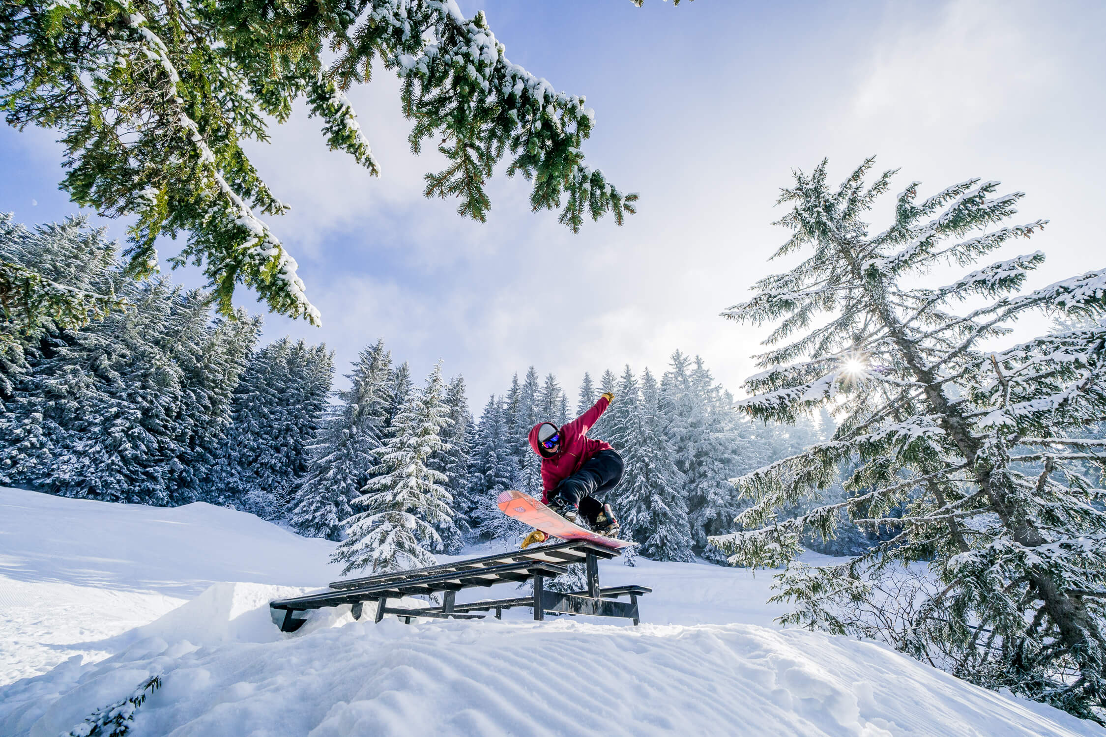 Snowboardeur faisant une figure dans un snowpark