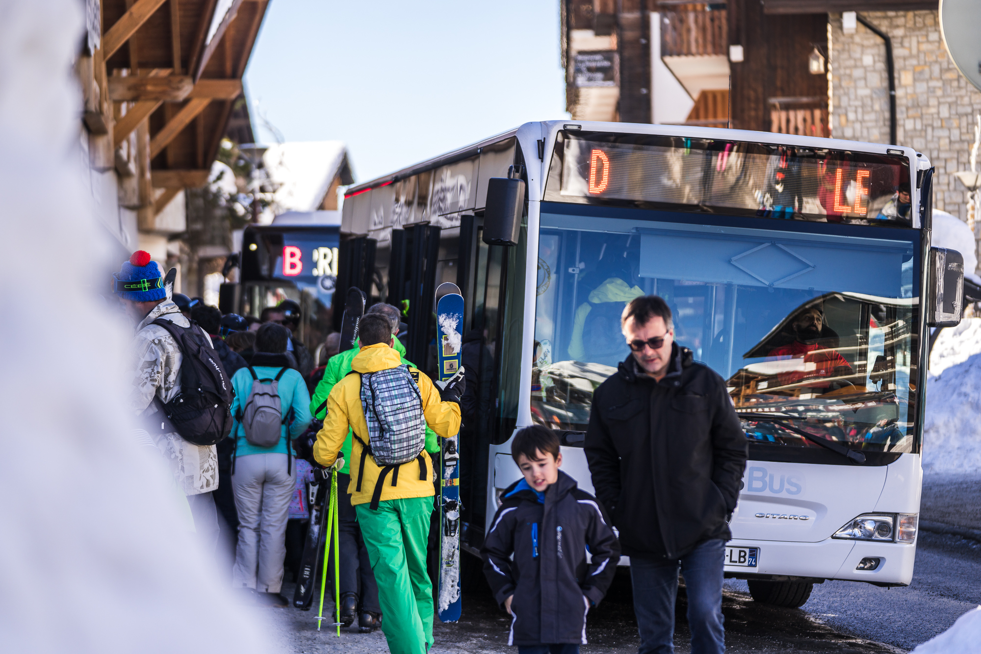 Bus gratuit des Gets en hiver avec vacanciers et skieurs