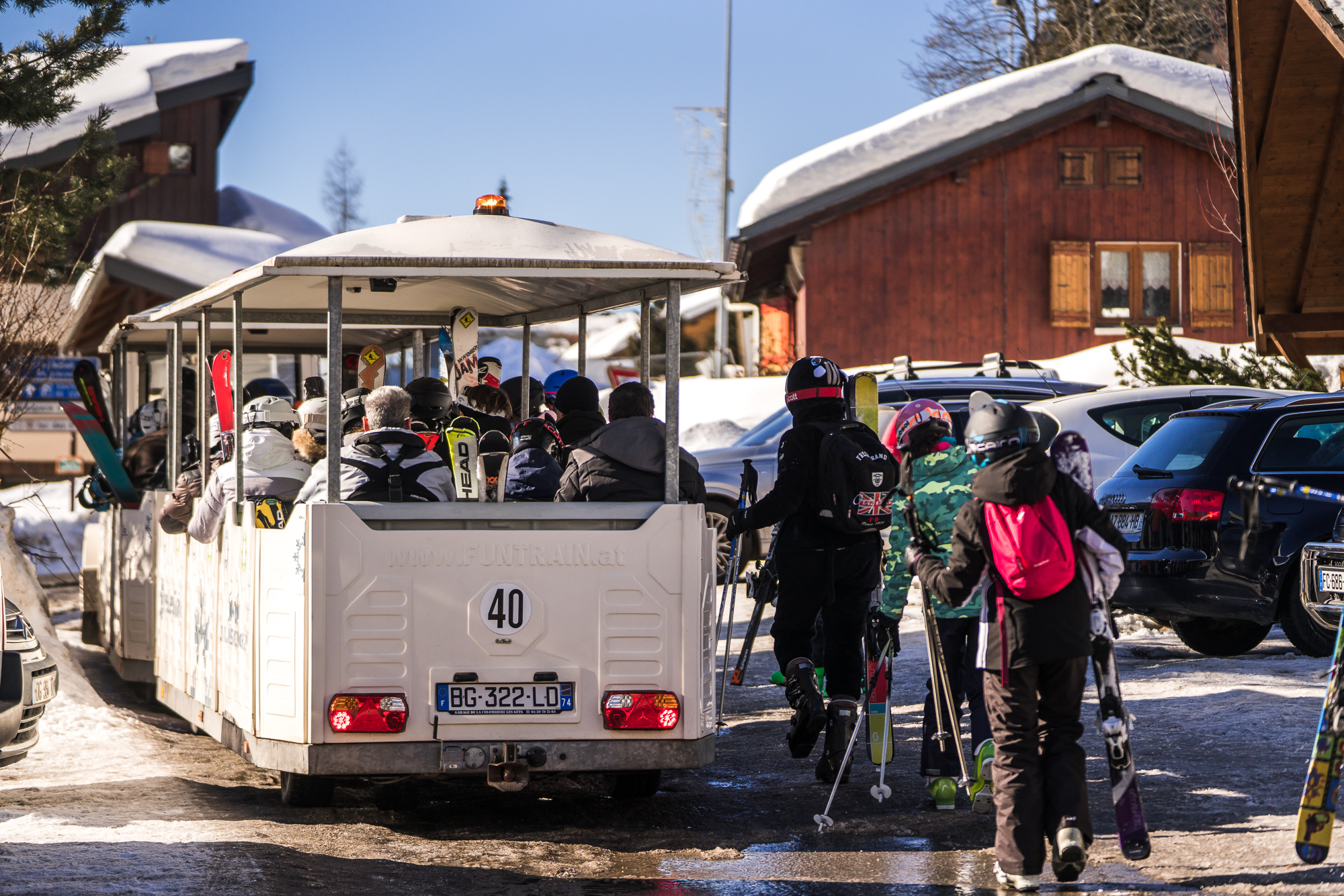 Skieurs prenant un petit train en hiver