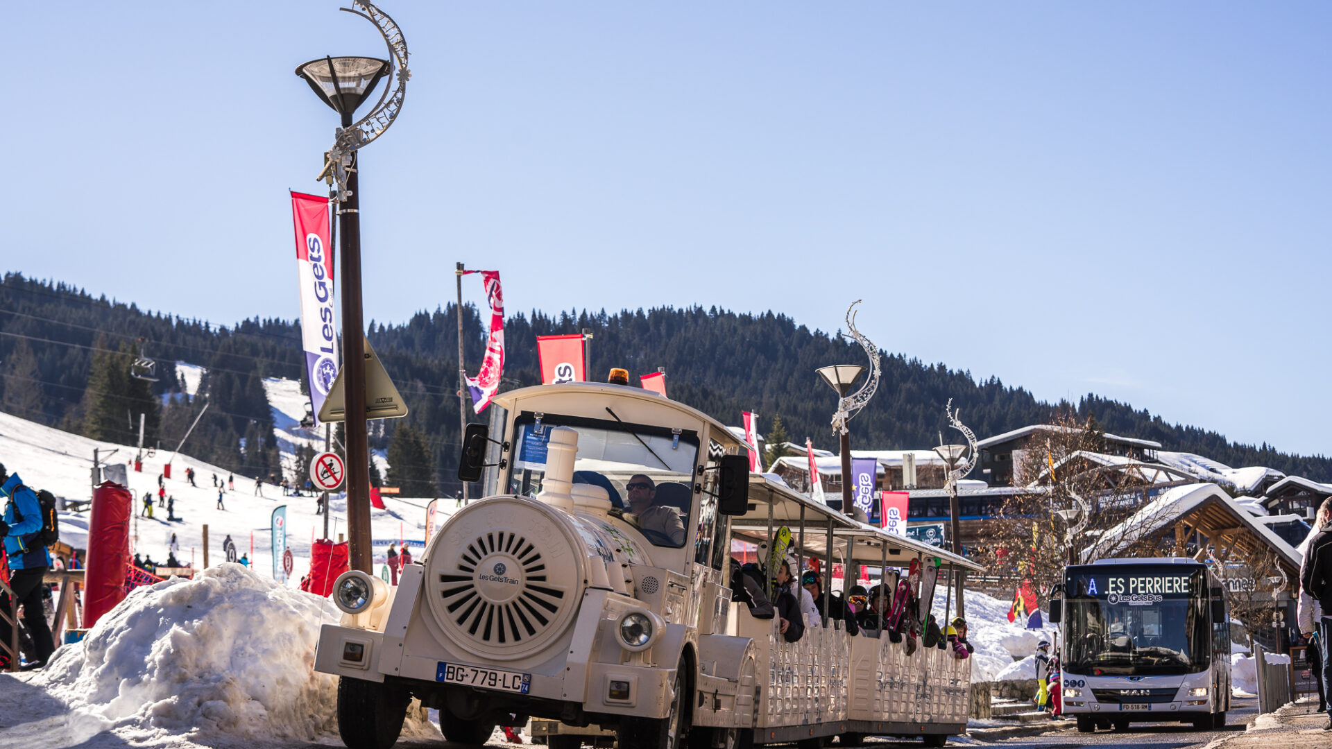 Free little train and bus in the village of Les Gets in winter