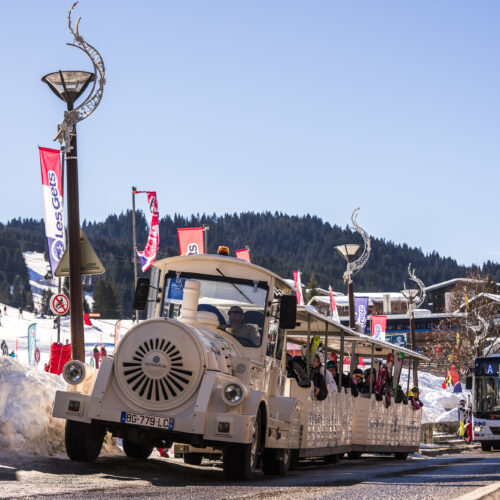 Petit train et bus gratuit dans le village des Gets en hiver