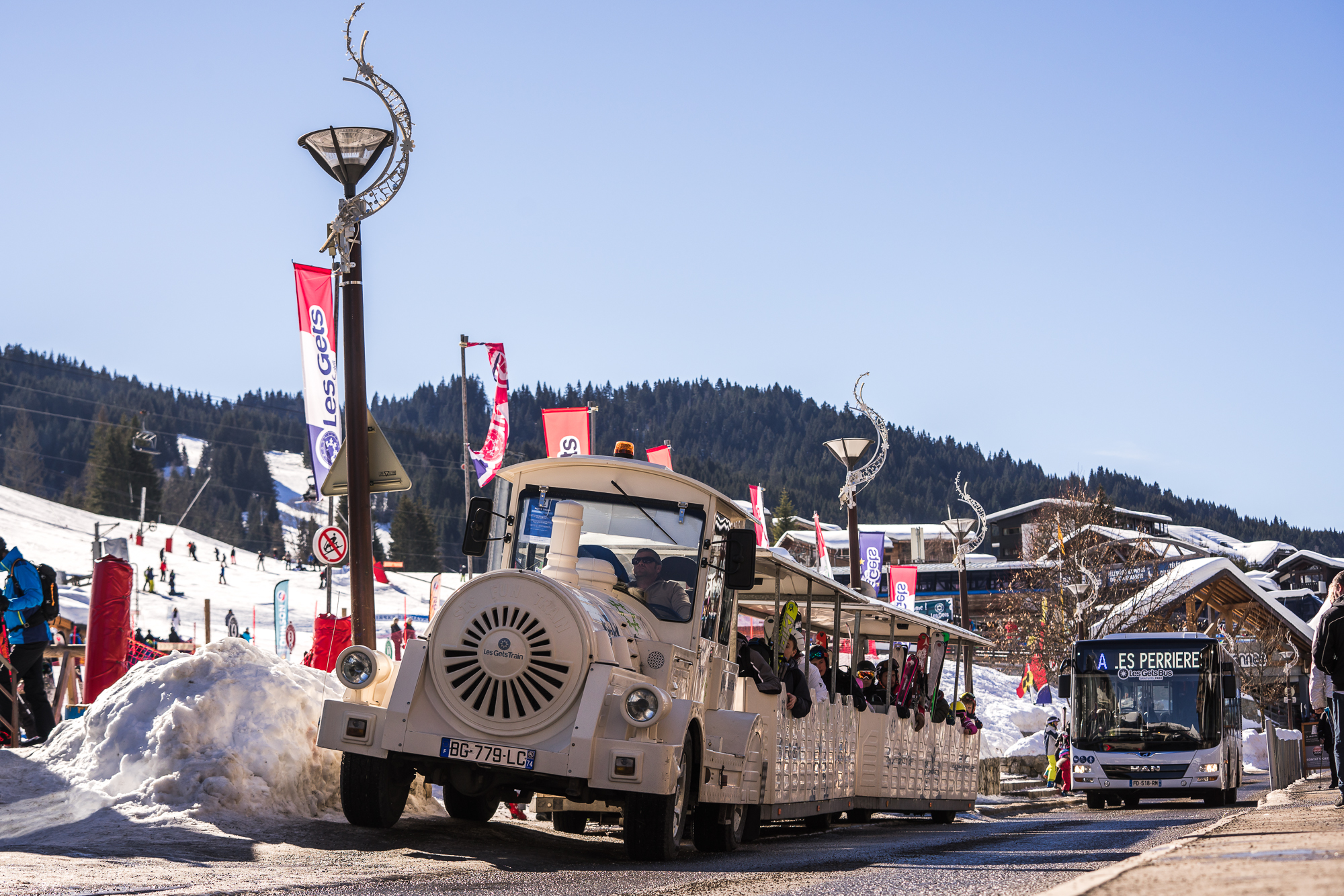 Petit train et bus gratuit dans le village des Gets en hiver