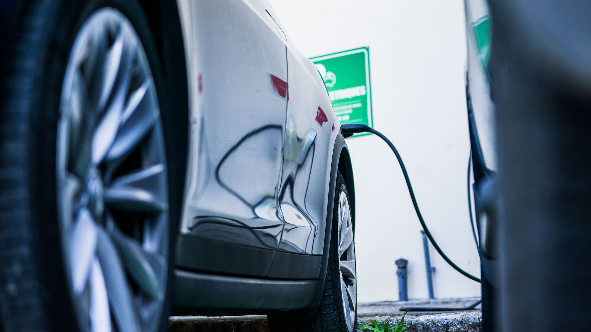 Voiture électrique en train d'être rechargée à une borne