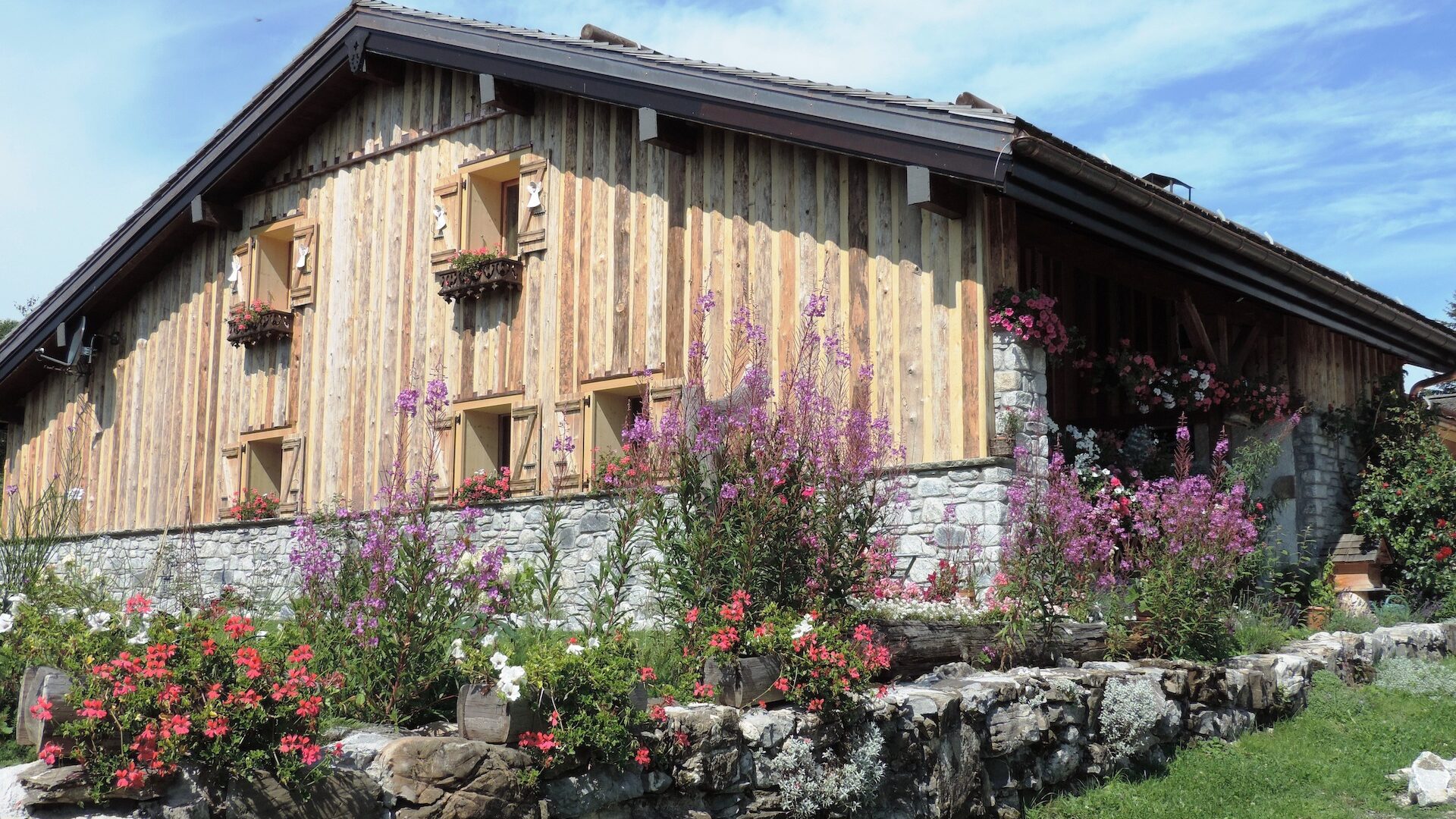 Chalet fleuri avec façade en bois et pierre