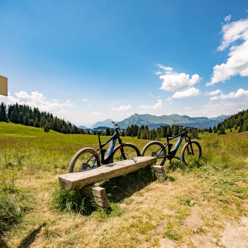 VTT à côté d'un banc en été avec panneau de signalisation