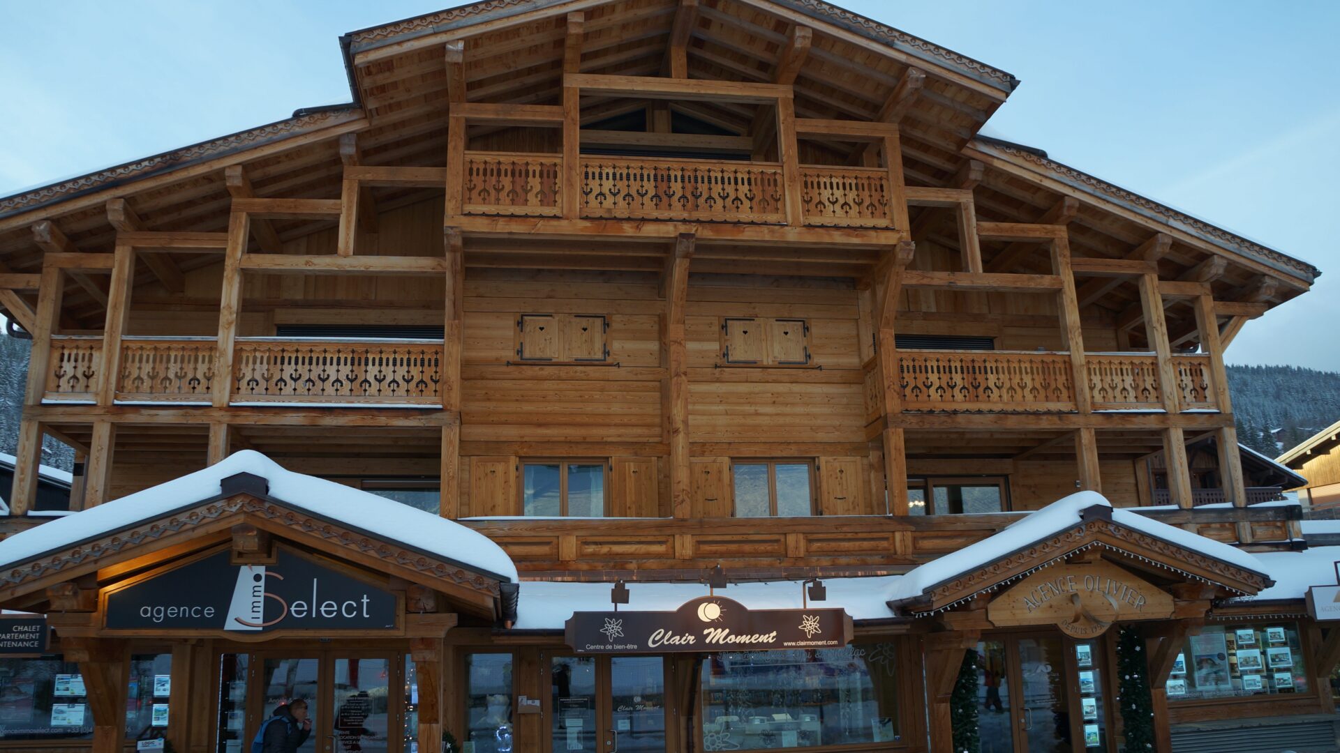 Chalet en bois avec commerces au rez de chaussée