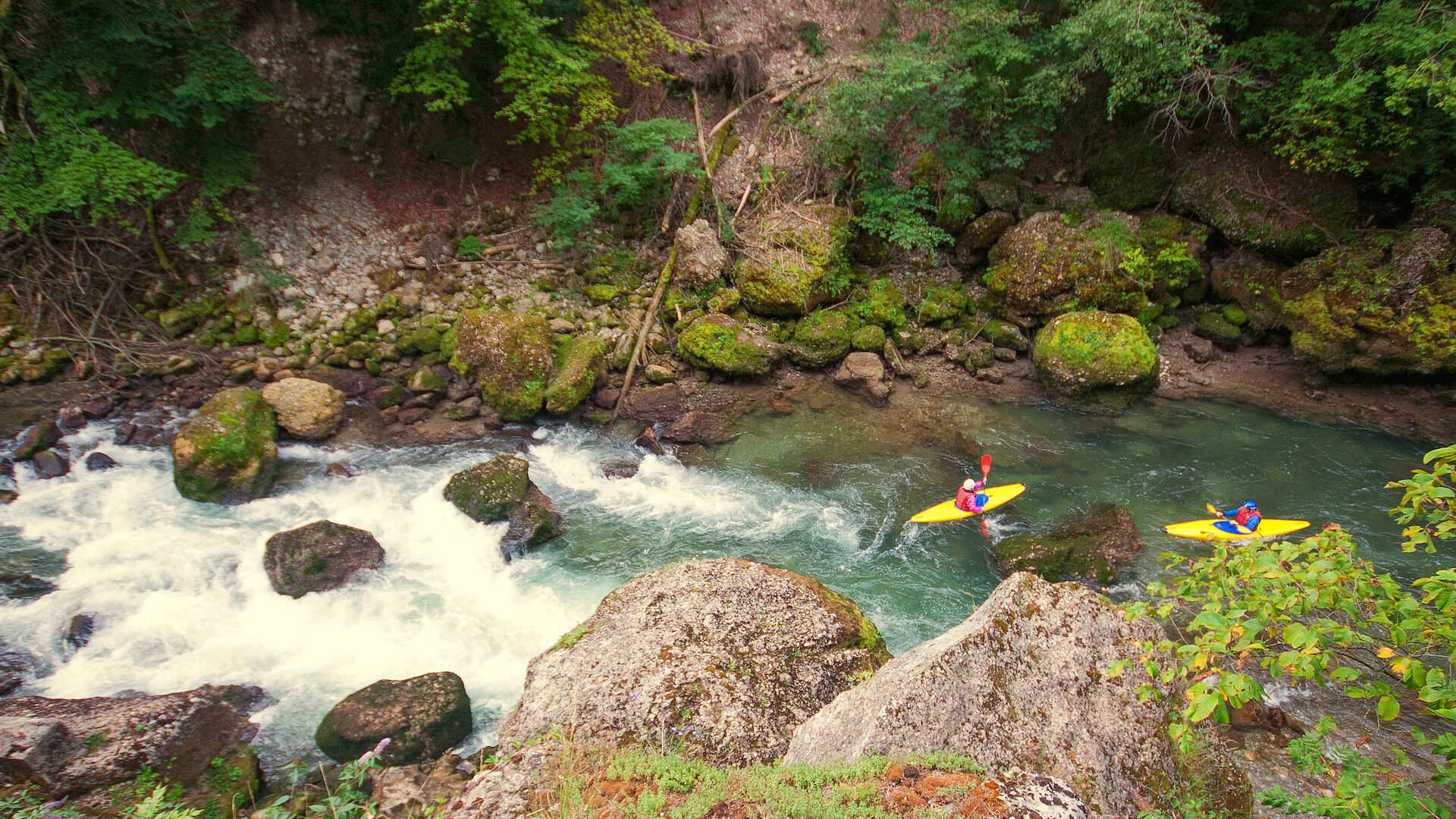 Deux kayaks jaunes dans une rivière