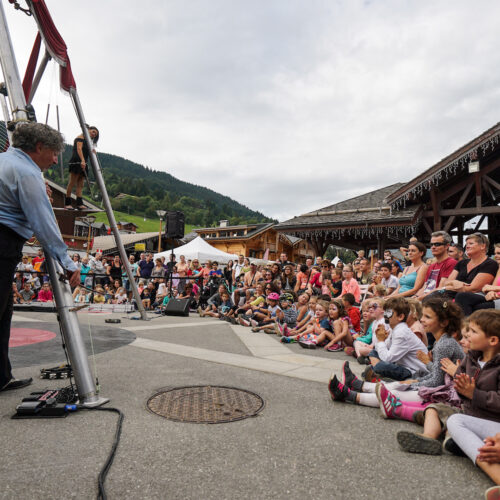 Enfants regardant un spectacle sur la Place de la Maison des Gets