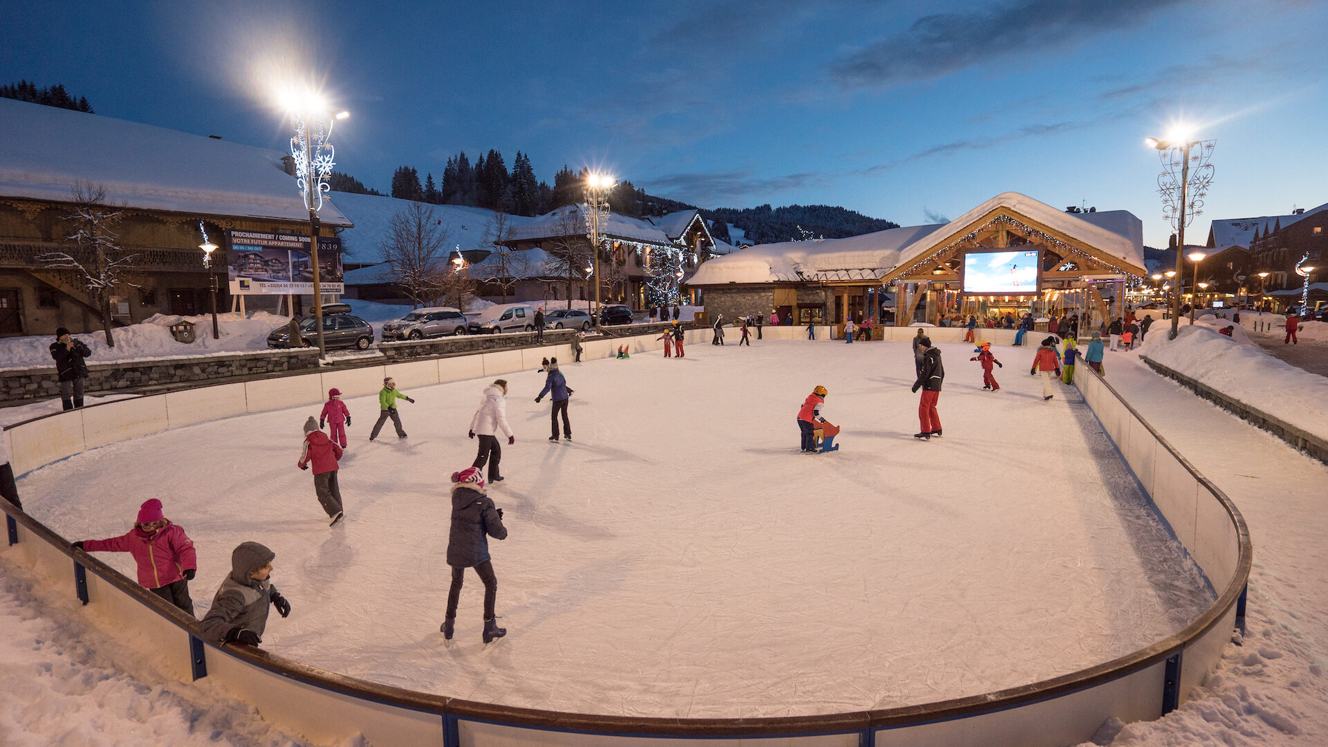 Personnes sur la patinoire en soirée en hiver