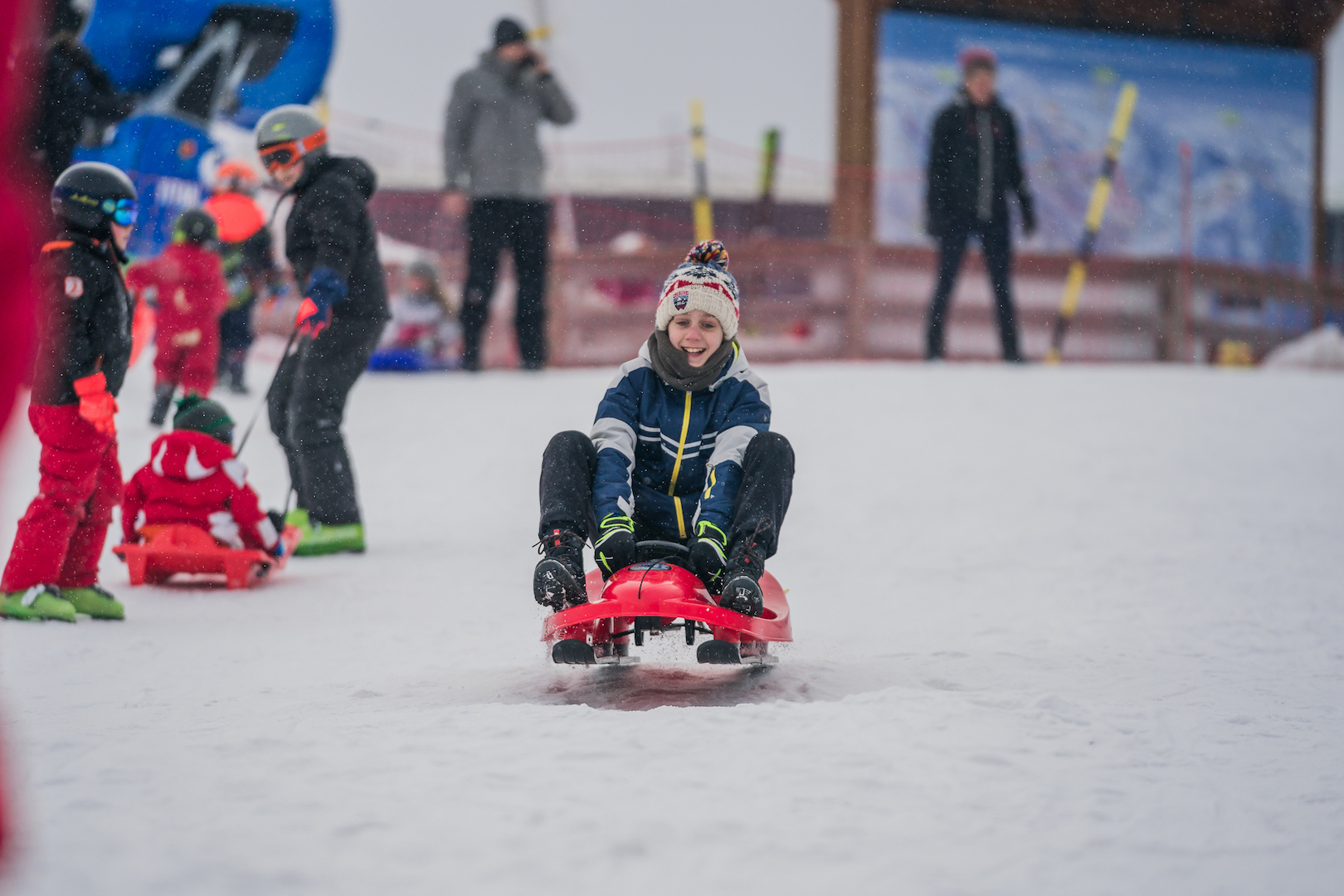 Enfant descendant une piste de luge