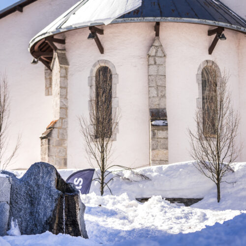 église en hiver avec statue musicien en premier plan