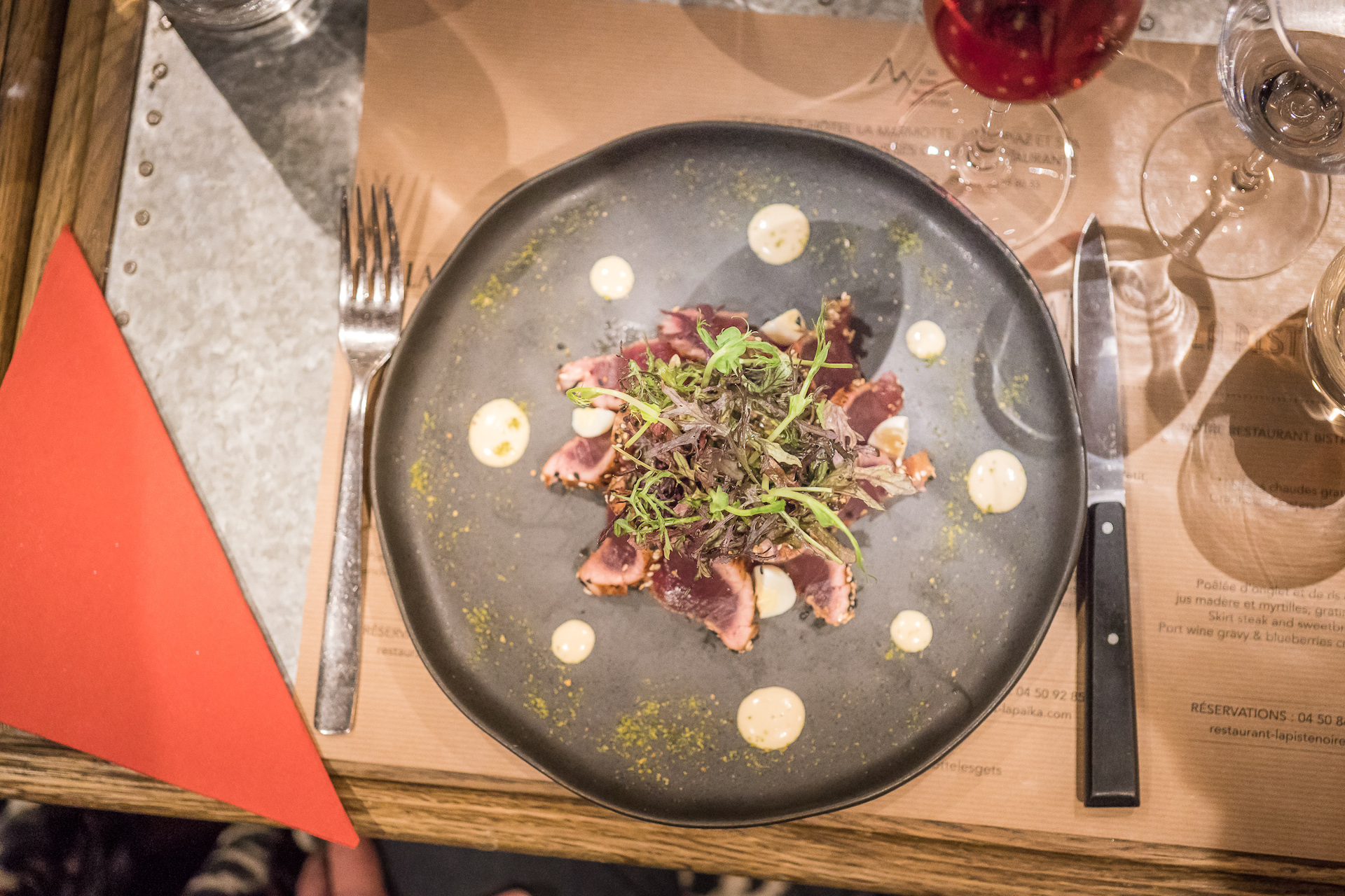 Assiette de magret de canard avec salade au dessus