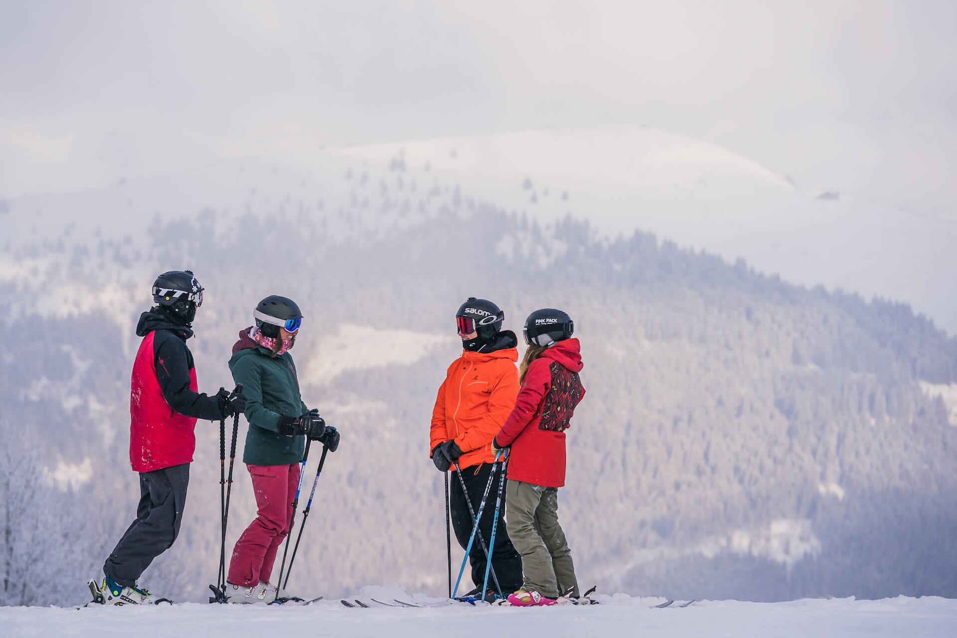 Groupe 4 skieurs avec montagne derrière