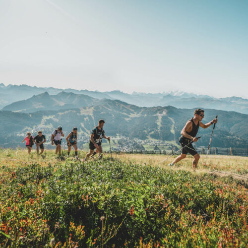 Personnes faisant un trail en été en montagne