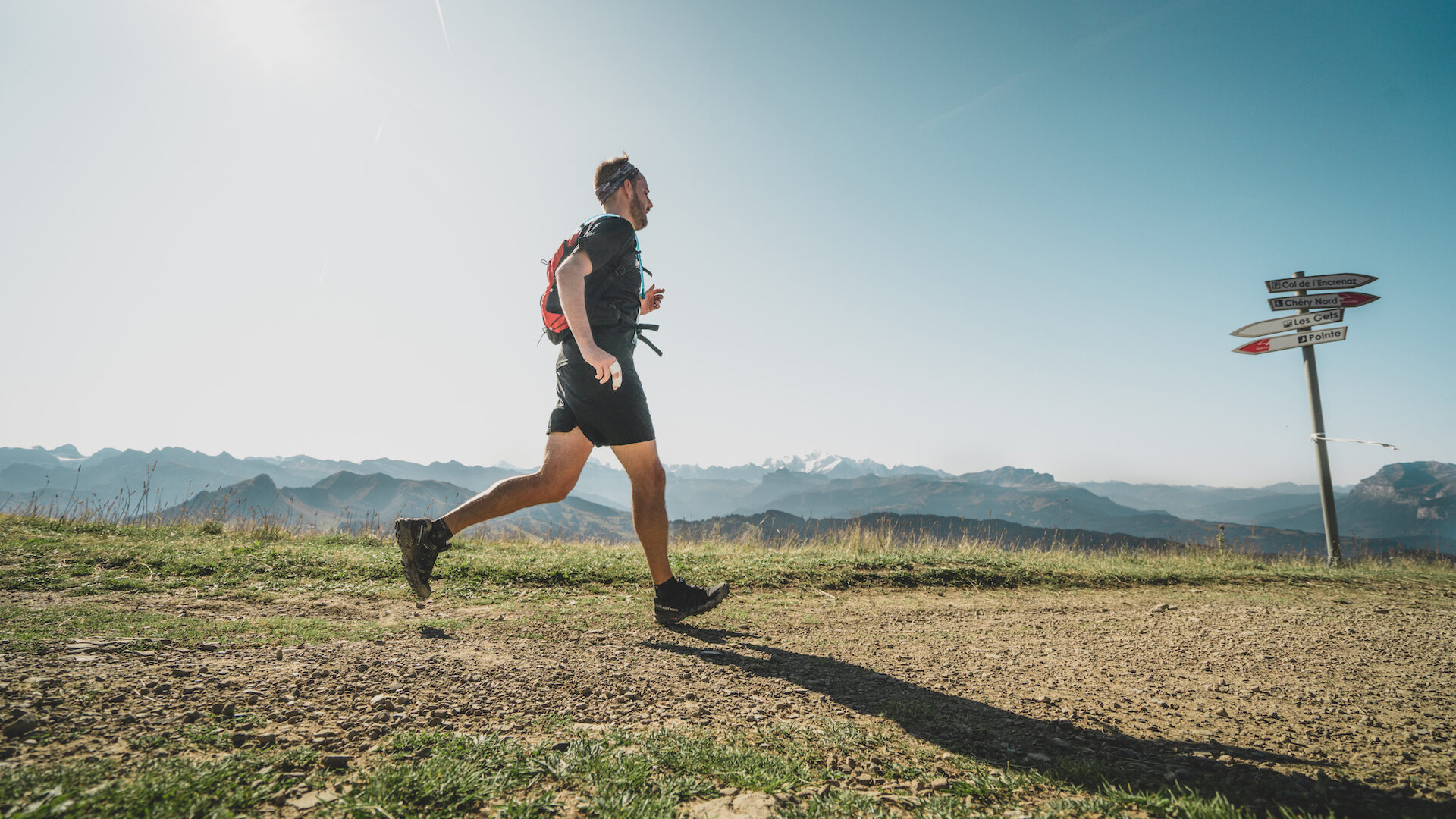 Homme faisant de la course à pied en été en montagne