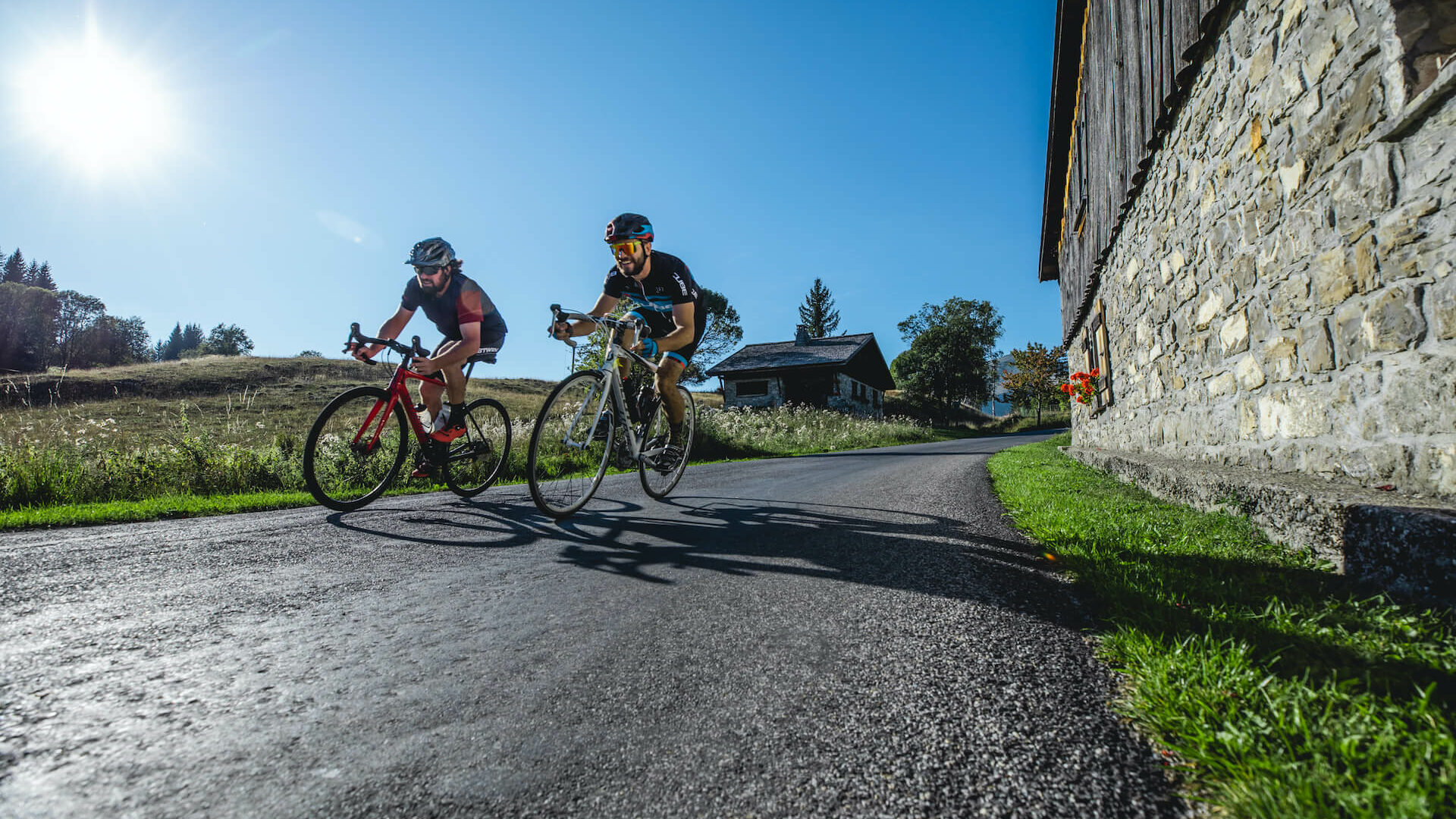 Cyclistes en été sur une route de montagne