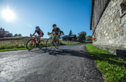 Cyclistes en été sur une route de montagne