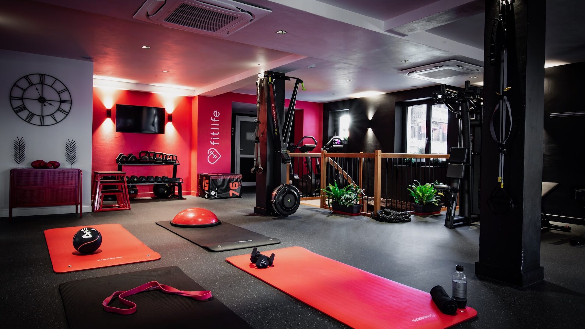 Salle de fitness et de musculation avec tapis et appareils