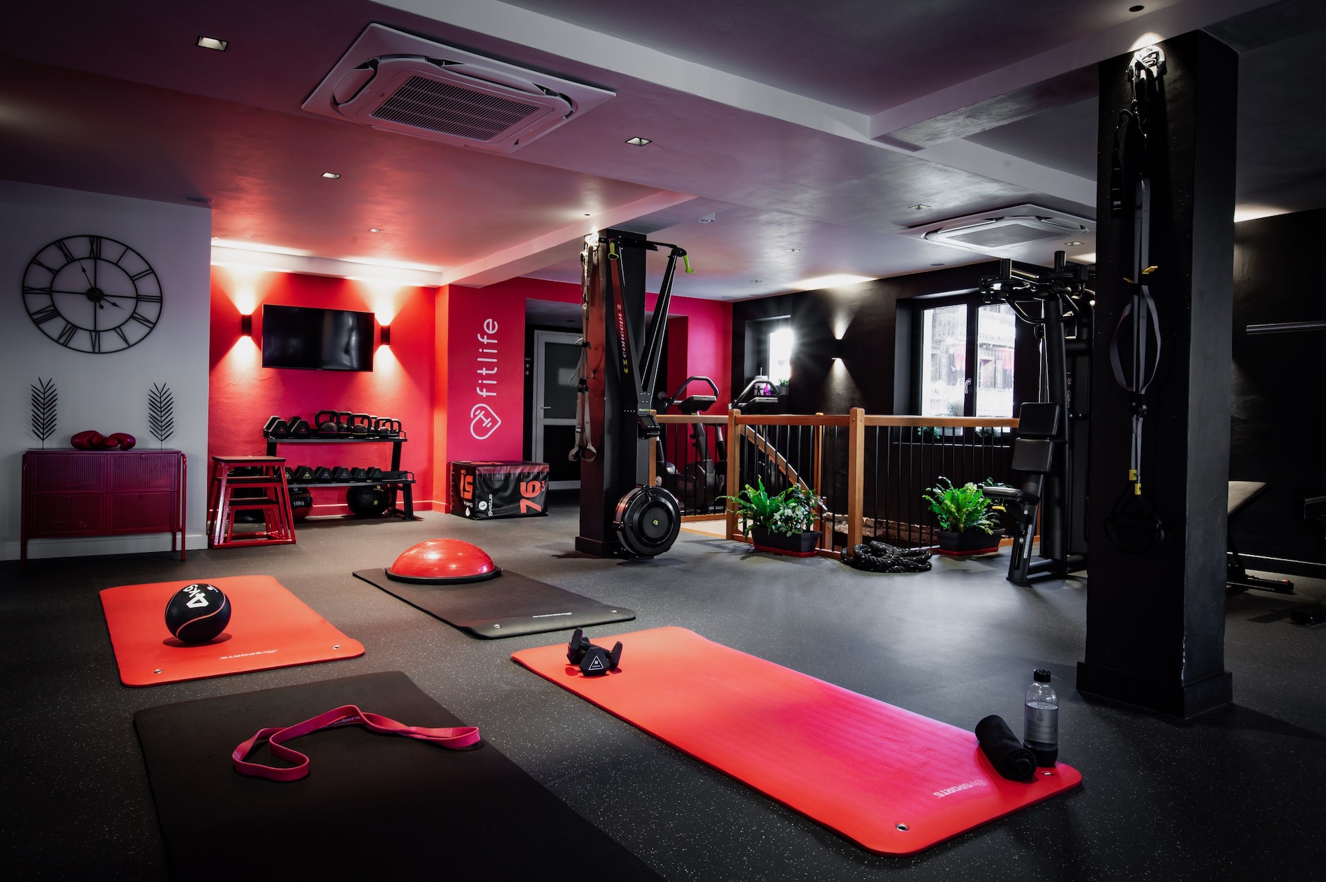 Salle de fitness et de musculation avec tapis et appareils
