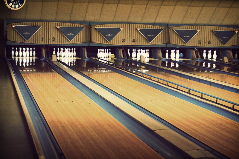 Allées de bowling avec quilles et boules
