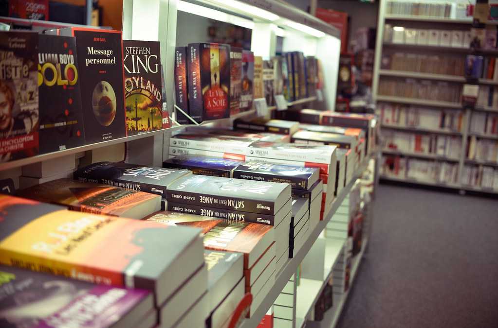 Vue de l'intérieur d'une librairie.