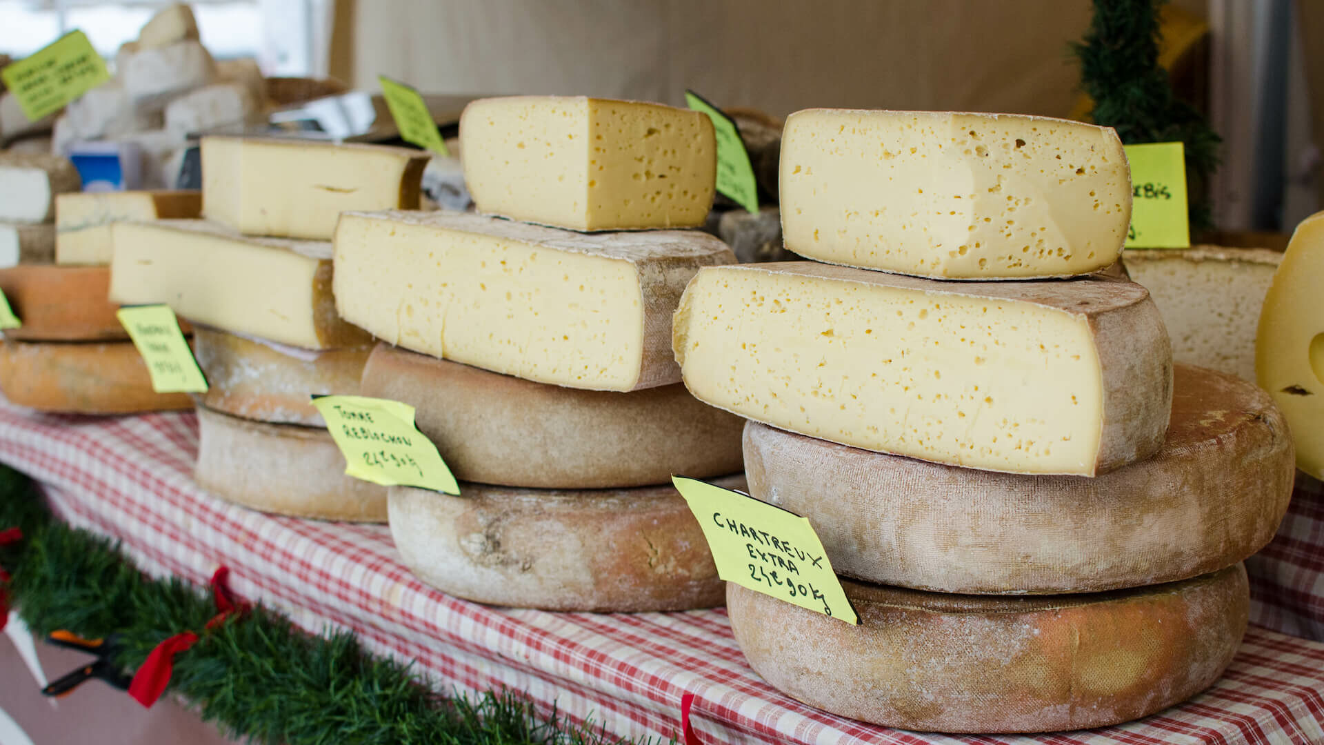 Etal de marché avec des fromages savoyard en vente