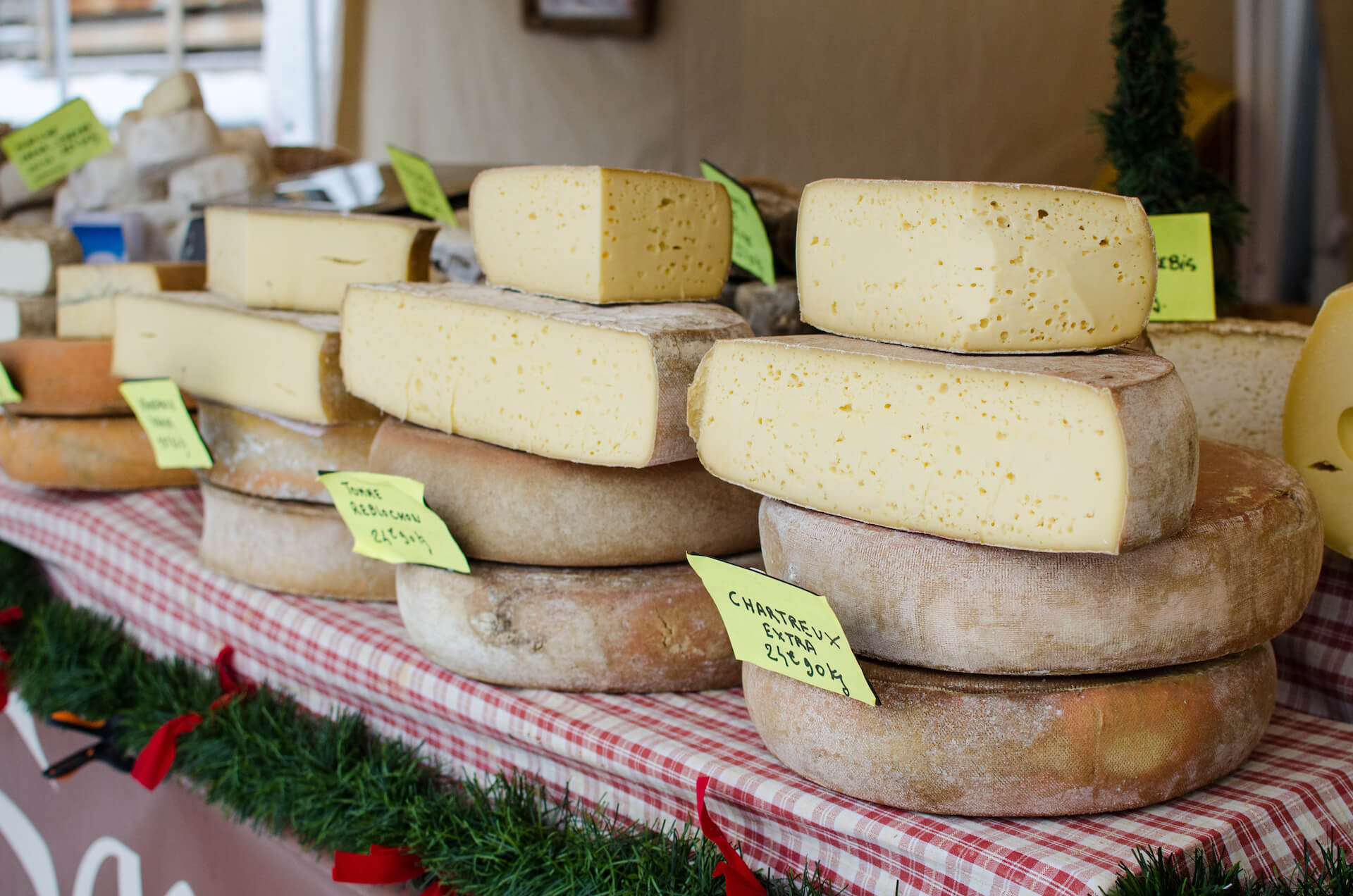 Etal de marché avec des fromages savoyard en vente