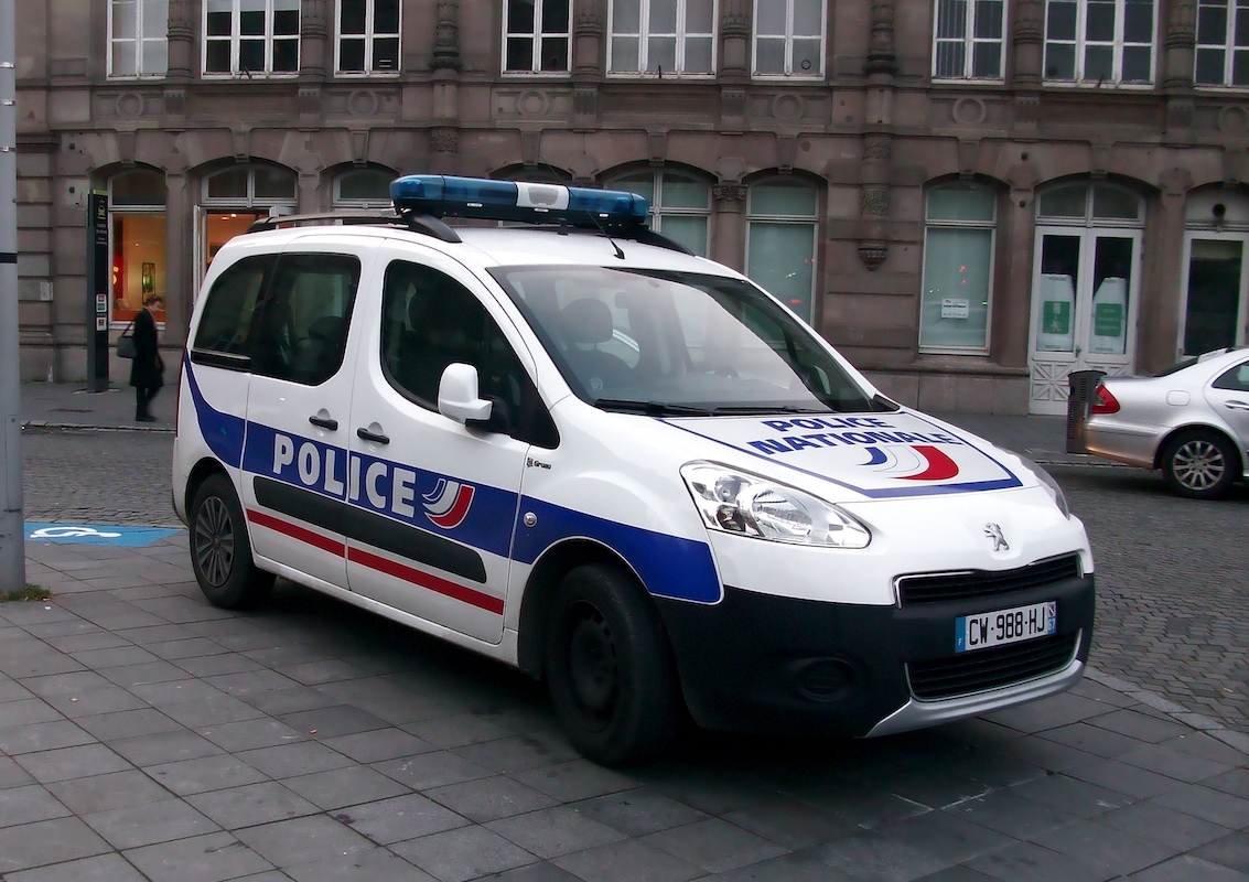 Voiture de police garée dans la rue