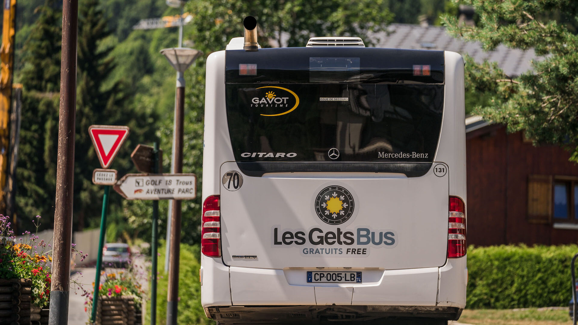 Free shuttle driving in Les Gets village